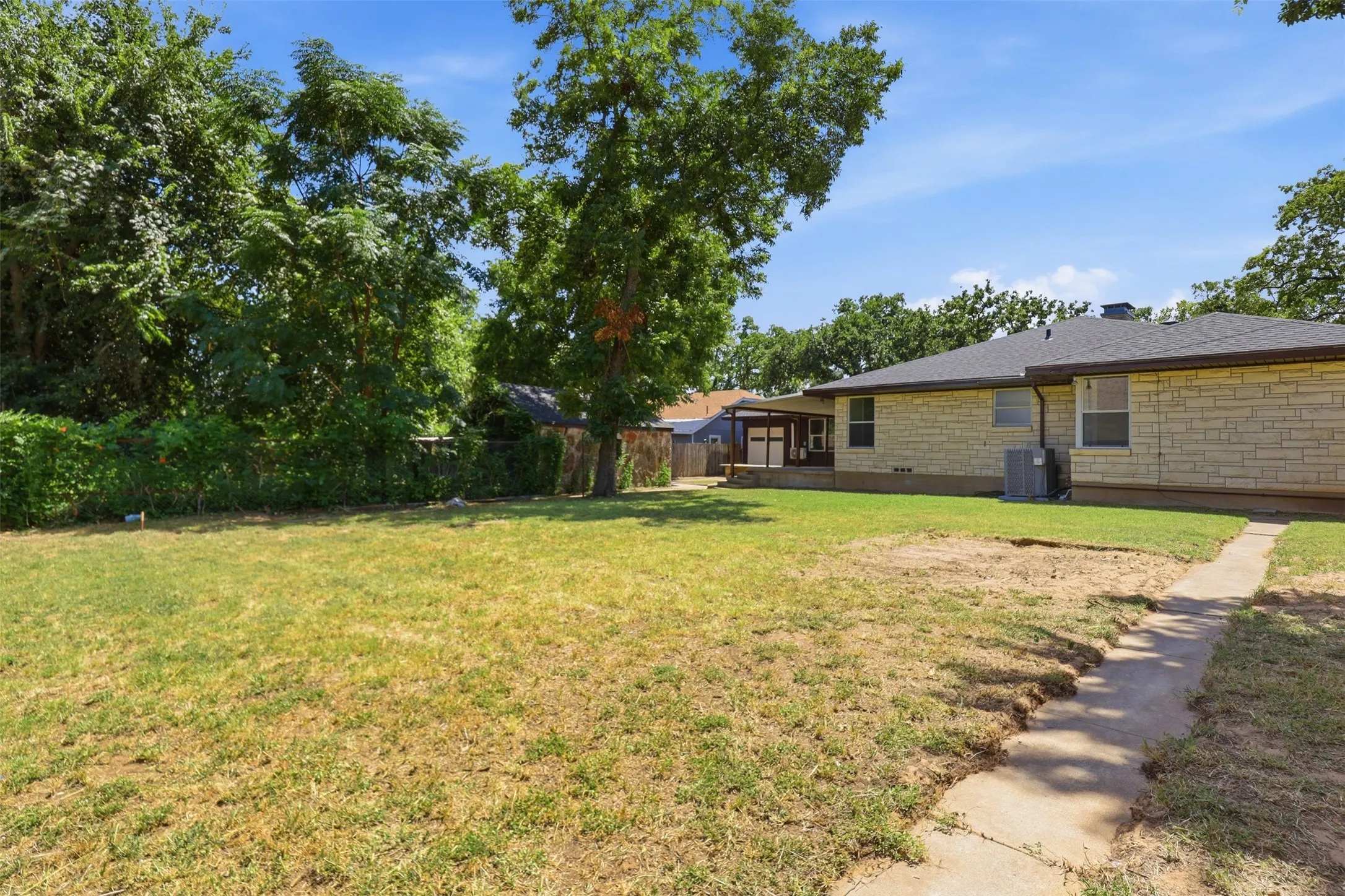 Single Family Residence For Sale in Erath County , 1170 W Frey Street, Stephenville, Texas 76401, 6 Bedroom, 4 Bathroom, 4 Garage spaces, 2,981 Sqft, built in 1947, mls#21327459, Real Estate Agent in Stephenville, Homes For Sale in Erath county, Homes For Sale in Stephenville, Realtor in Stephenville Texas, Real Estate Brokerage Independent Realty Texas, Luminita Cordes Realtor