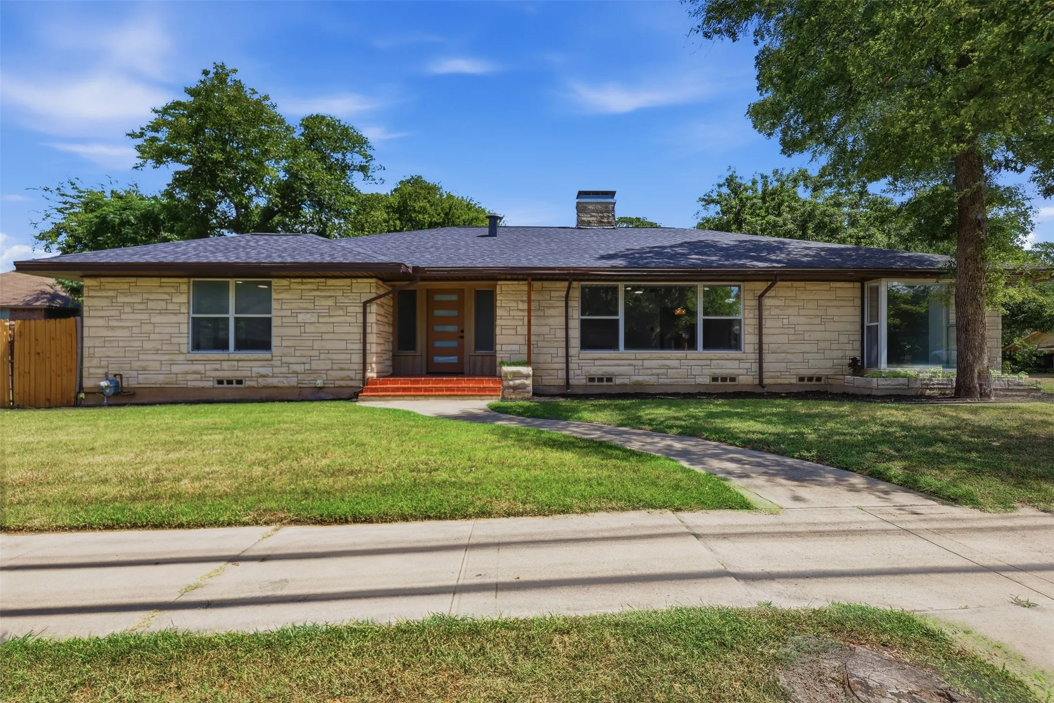 Single Family Residence For Sale in Erath County , 1170 W Frey Street, Stephenville, Texas 76401, 6 Bedroom, 4 Bathroom, 4 Garage spaces, 2,981 Sqft, built in 1947, mls#21327459, Real Estate Agent in Stephenville, Homes For Sale in Erath county, Homes For Sale in Stephenville, Realtor in Stephenville Texas, Real Estate Brokerage Independent Realty Texas, Luminita Cordes Realtor