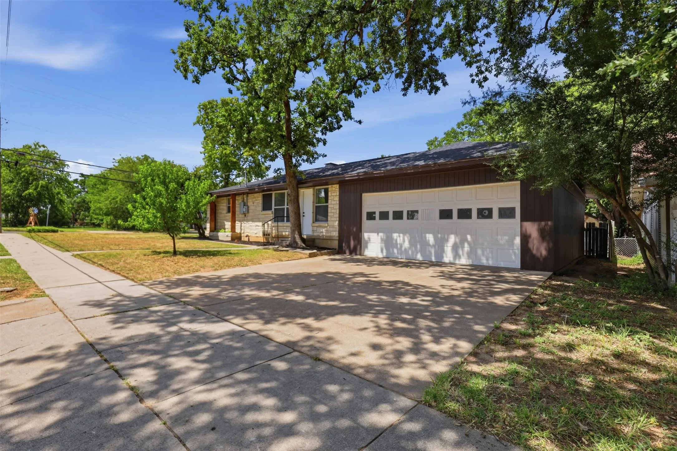 Single Family Residence For Sale in Erath County , 1170 W Frey Street, Stephenville, Texas 76401, 6 Bedroom, 4 Bathroom, 4 Garage spaces, 2,981 Sqft, built in 1947, mls#21327459, Real Estate Agent in Stephenville, Homes For Sale in Erath county, Homes For Sale in Stephenville, Realtor in Stephenville Texas, Real Estate Brokerage Independent Realty Texas, Luminita Cordes Realtor
