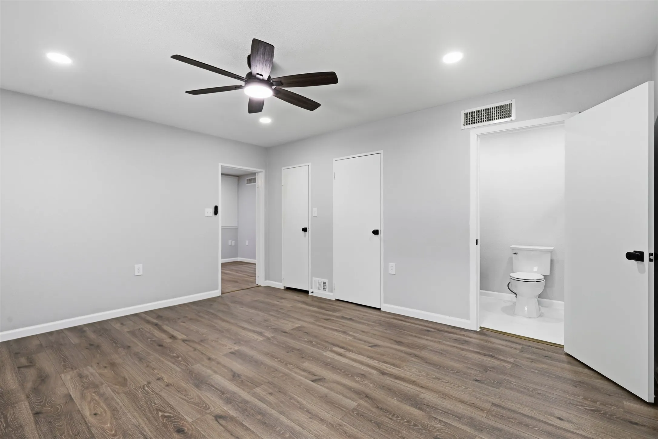Single Family Residence For Sale in Erath County , 1170 W Frey Street, Stephenville, Texas 76401, 6 Bedroom, 4 Bathroom, 4 Garage spaces, 2,981 Sqft, built in 1947, mls#21327459, Real Estate Agent in Stephenville, Homes For Sale in Erath county, Homes For Sale in Stephenville, Realtor in Stephenville Texas, Real Estate Brokerage Independent Realty Texas, Luminita Cordes Realtor