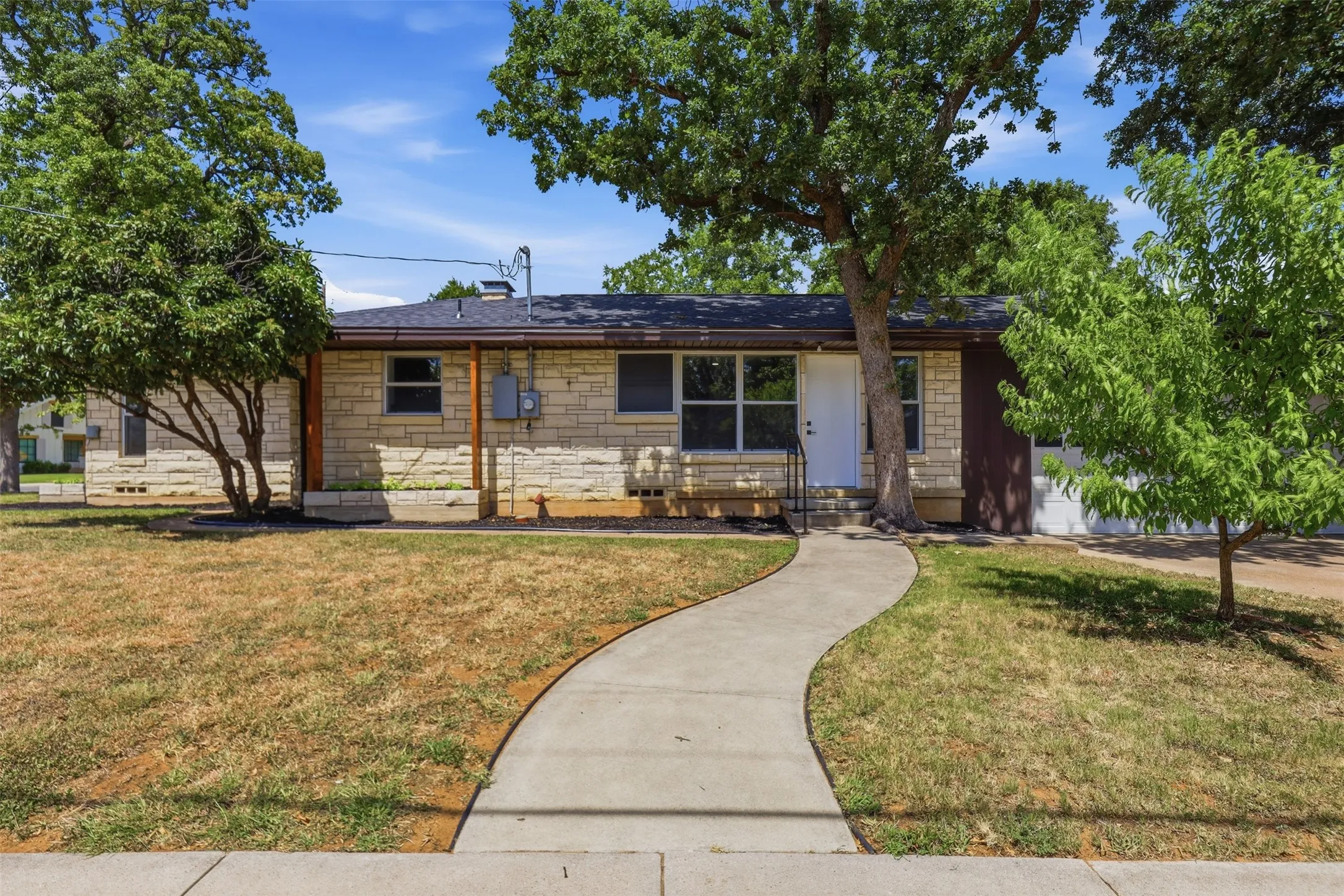 Single Family Residence For Sale in Erath County , 1170 W Frey Street, Stephenville, Texas 76401, 6 Bedroom, 4 Bathroom, 4 Garage spaces, 2,981 Sqft, built in 1947, mls#21327459, Real Estate Agent in Stephenville, Homes For Sale in Erath county, Homes For Sale in Stephenville, Realtor in Stephenville Texas, Real Estate Brokerage Independent Realty Texas, Luminita Cordes Realtor