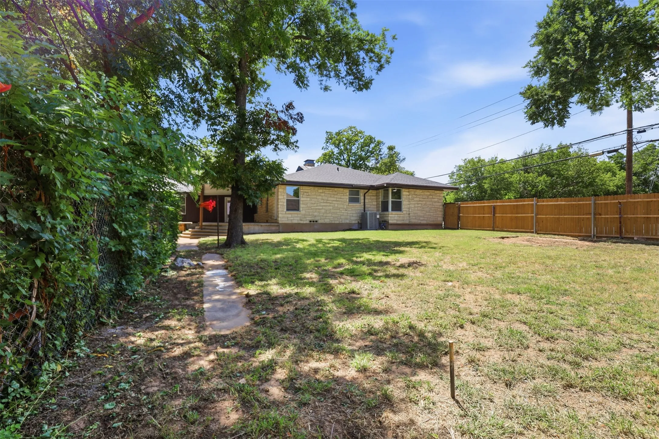 Single Family Residence For Sale in Erath County , 1170 W Frey Street, Stephenville, Texas 76401, 6 Bedroom, 4 Bathroom, 4 Garage spaces, 2,981 Sqft, built in 1947, mls#21327459, Real Estate Agent in Stephenville, Homes For Sale in Erath county, Homes For Sale in Stephenville, Realtor in Stephenville Texas, Real Estate Brokerage Independent Realty Texas, Luminita Cordes Realtor