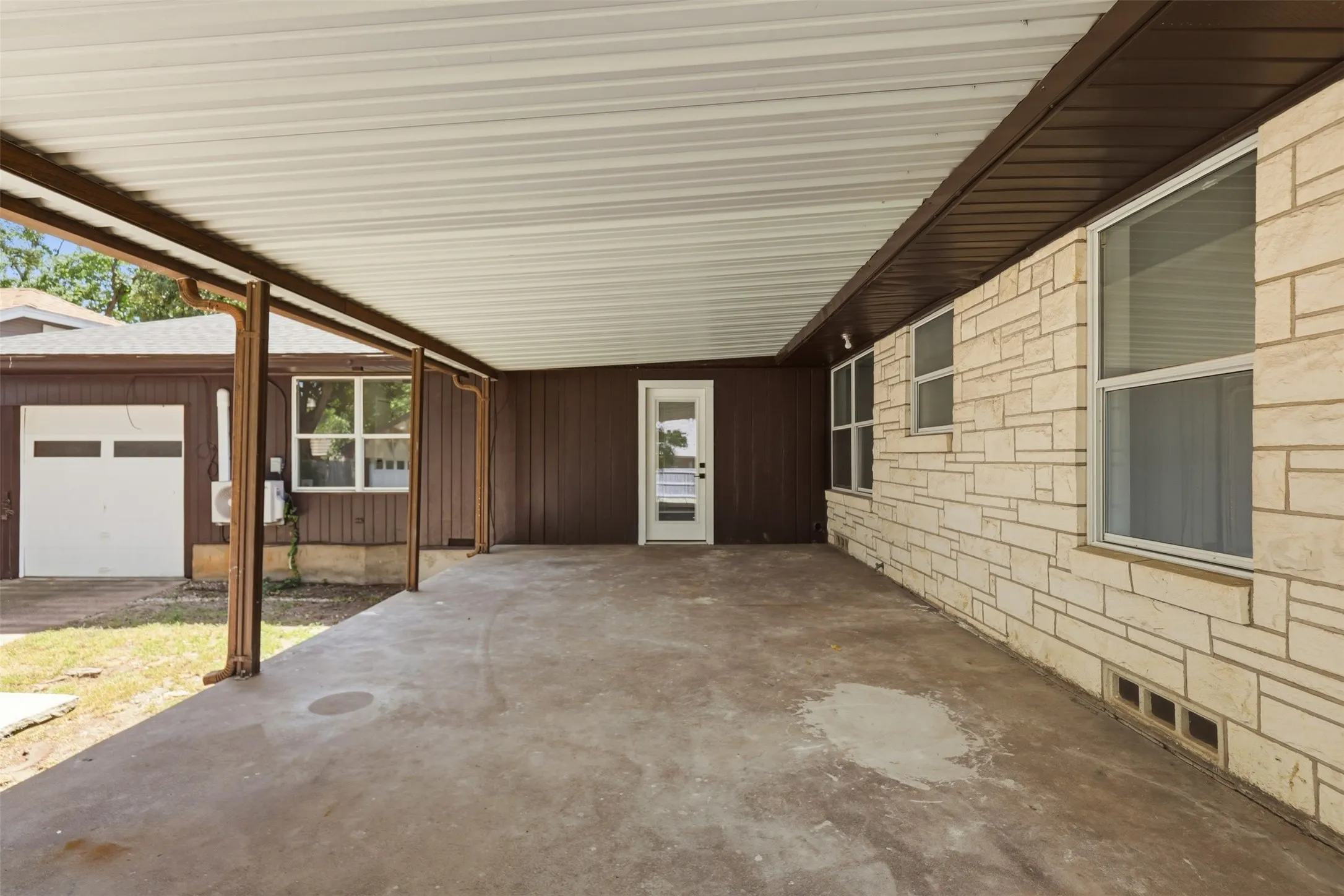Single Family Residence For Sale in Erath County , 1170 W Frey Street, Stephenville, Texas 76401, 6 Bedroom, 4 Bathroom, 4 Garage spaces, 2,981 Sqft, built in 1947, mls#21327459, Real Estate Agent in Stephenville, Homes For Sale in Erath county, Homes For Sale in Stephenville, Realtor in Stephenville Texas, Real Estate Brokerage Independent Realty Texas, Luminita Cordes Realtor