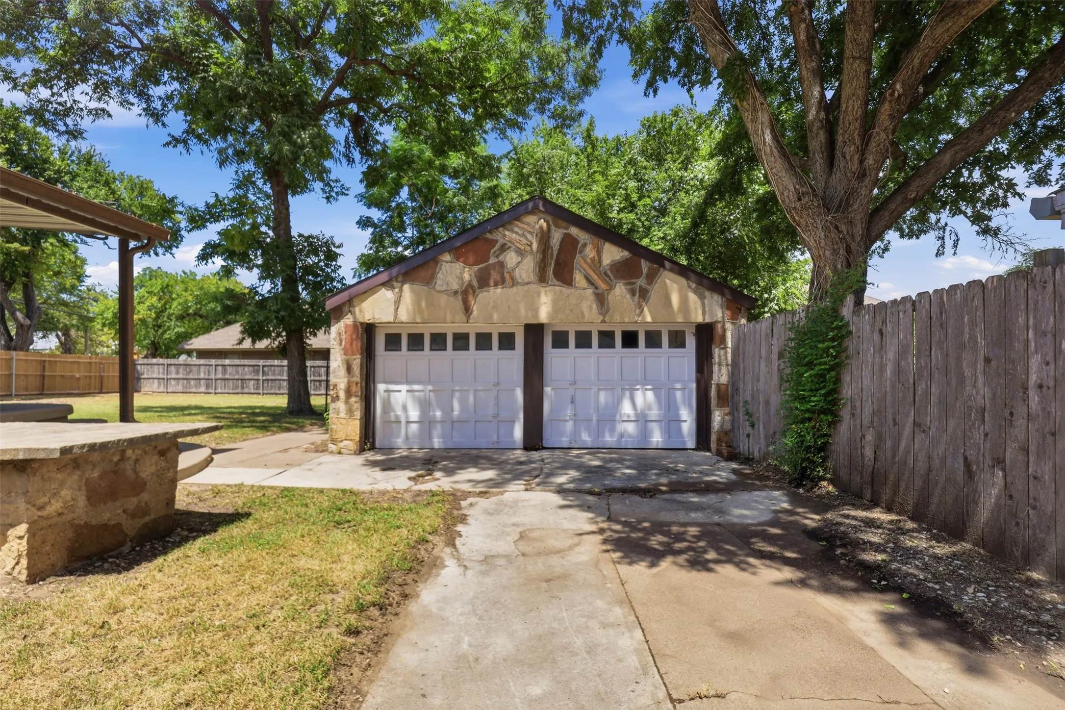 Single Family Residence For Sale in Erath County , 1170 W Frey Street, Stephenville, Texas 76401, 6 Bedroom, 4 Bathroom, 4 Garage spaces, 2,981 Sqft, built in 1947, mls#21327459, Real Estate Agent in Stephenville, Homes For Sale in Erath county, Homes For Sale in Stephenville, Realtor in Stephenville Texas, Real Estate Brokerage Independent Realty Texas, Luminita Cordes Realtor