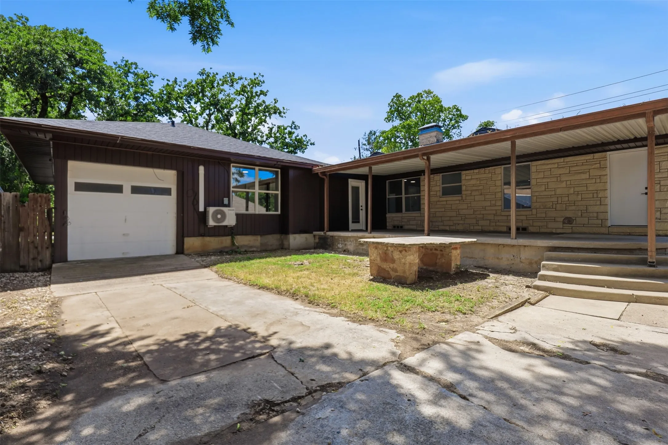Single Family Residence For Sale in Erath County , 1170 W Frey Street, Stephenville, Texas 76401, 6 Bedroom, 4 Bathroom, 4 Garage spaces, 2,981 Sqft, built in 1947, mls#21327459, Real Estate Agent in Stephenville, Homes For Sale in Erath county, Homes For Sale in Stephenville, Realtor in Stephenville Texas, Real Estate Brokerage Independent Realty Texas, Luminita Cordes Realtor