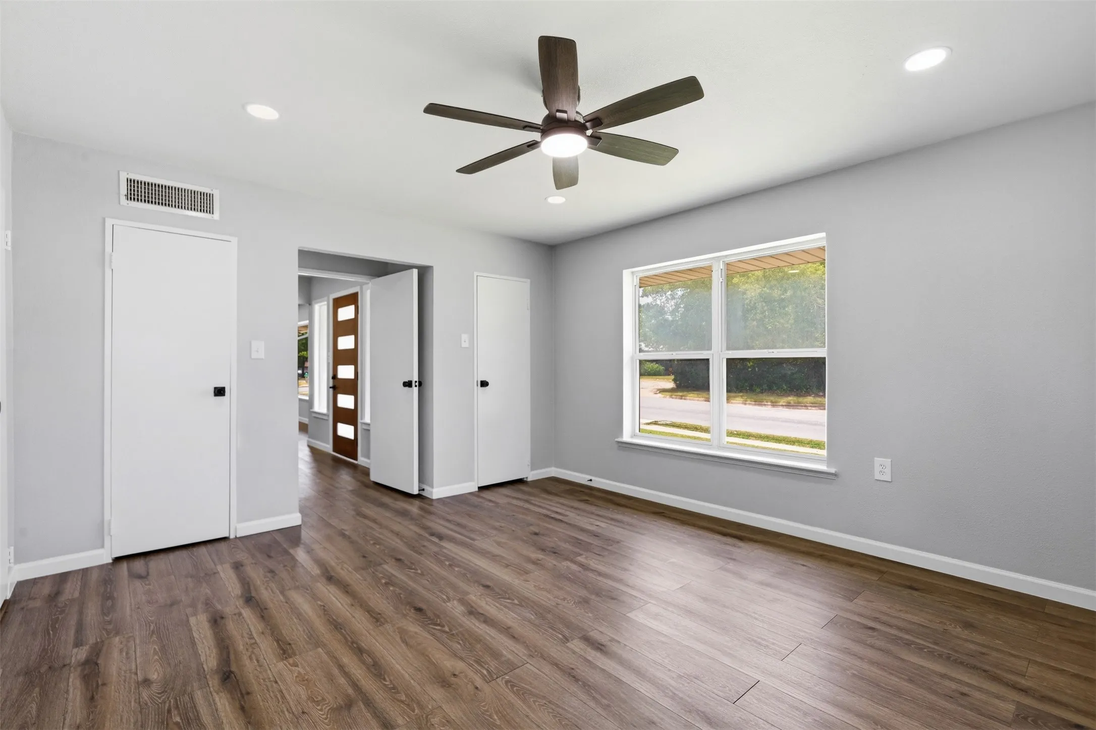 Single Family Residence For Sale in Erath County , 1170 W Frey Street, Stephenville, Texas 76401, 6 Bedroom, 4 Bathroom, 4 Garage spaces, 2,981 Sqft, built in 1947, mls#21327459, Real Estate Agent in Stephenville, Homes For Sale in Erath county, Homes For Sale in Stephenville, Realtor in Stephenville Texas, Real Estate Brokerage Independent Realty Texas, Luminita Cordes Realtor