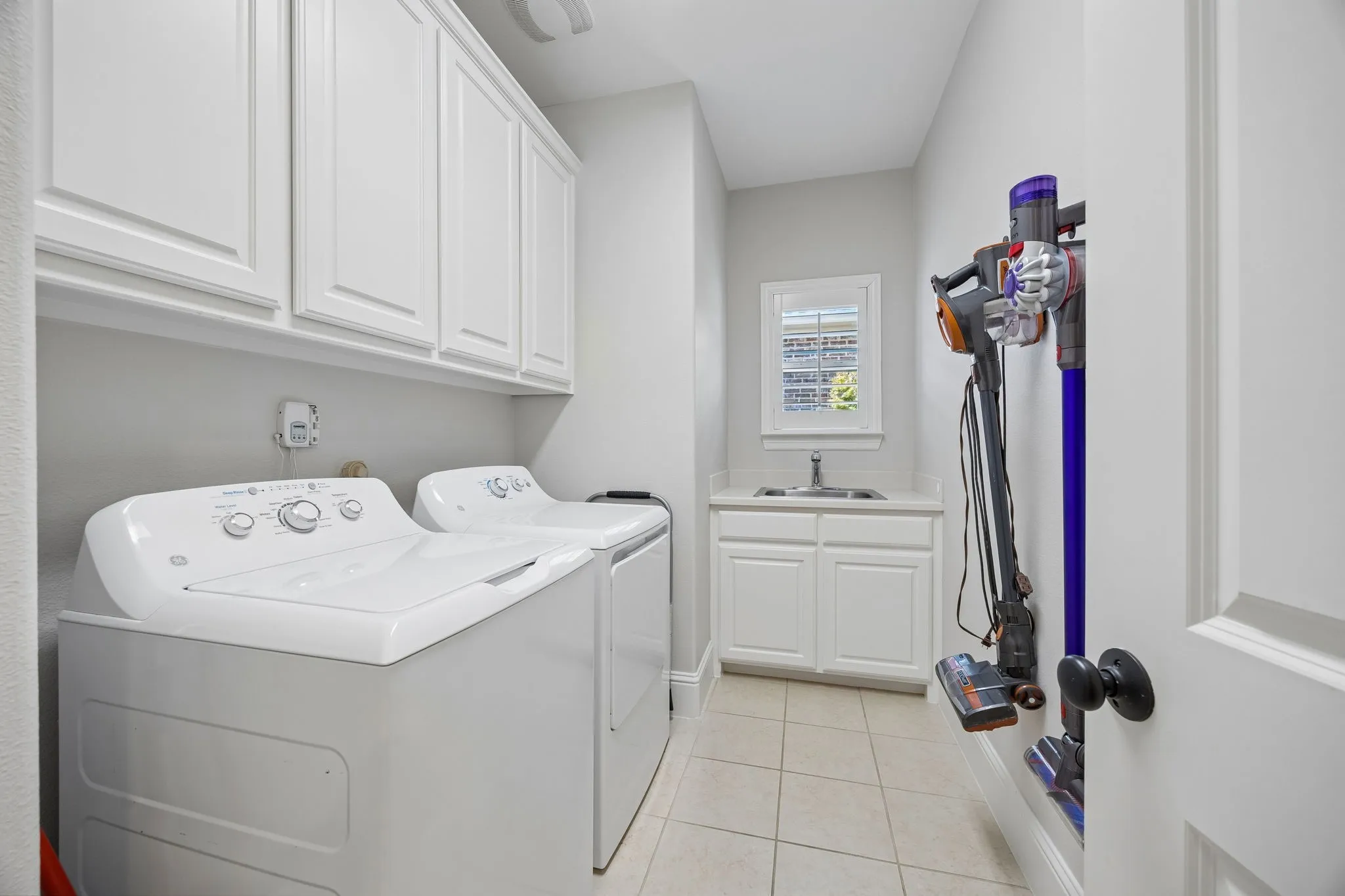 Single Family Residence For Sale in Denton County , 3688 Greenbrier Drive, Frisco, Texas 75033, 4 Bedroom, 5 Bathroom, 3 Garage spaces, 3,775 Sqft, built in 2010, mls#21329688, Real Estate Agent in Frisco, Homes For Sale in Denton county, Homes For Sale in Frisco, Realtor in Frisco Texas, Real Estate Brokerage Independent Realty Texas, Luminita Cordes Realtor