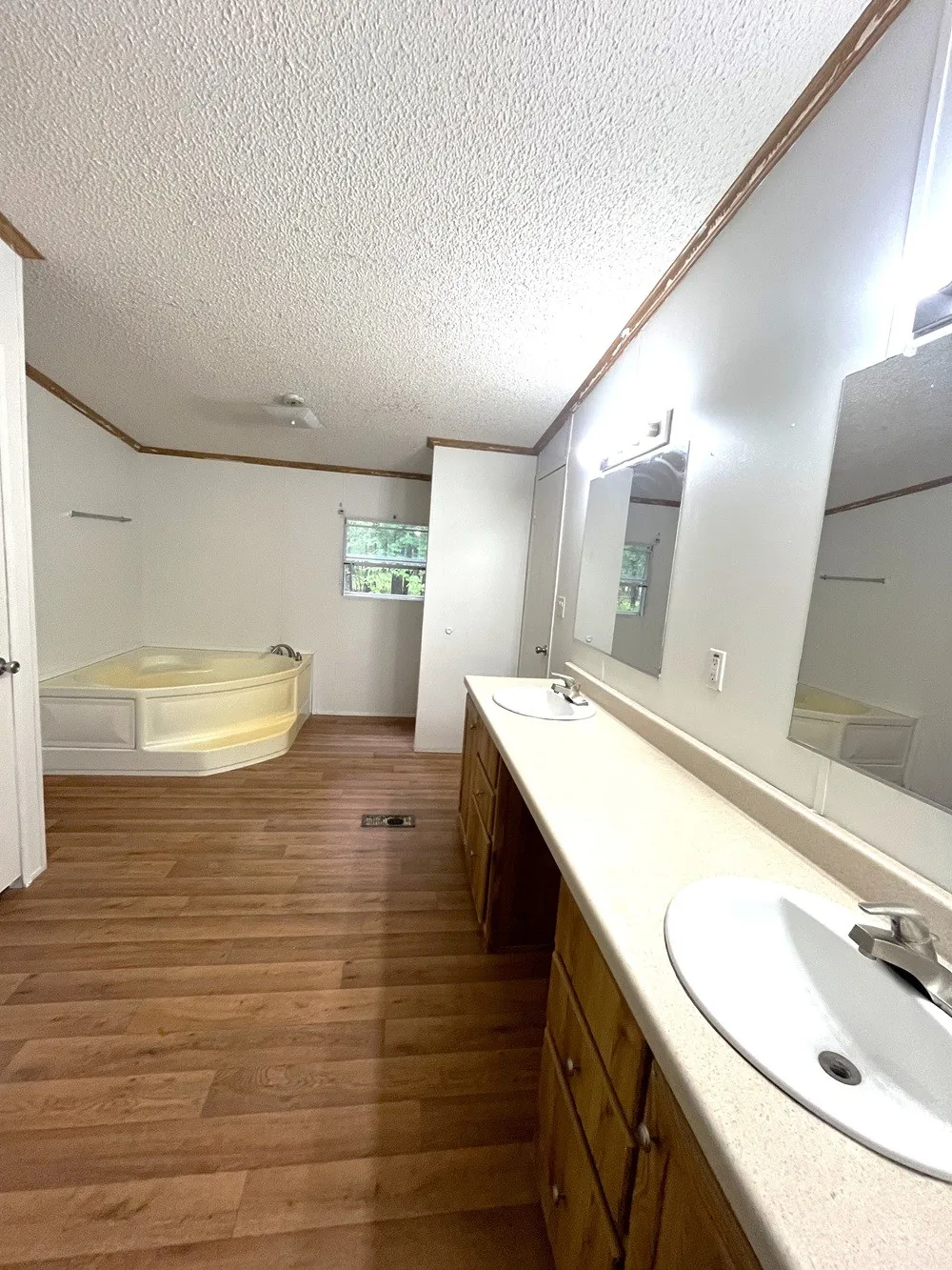 Manufactured Home For Sale in Hunt County , 1312 Raintree Road, West Tawakoni, Texas 75474, 4 Bedroom, 2 Bathroom, Garage spaces, 2,304 Sqft, built in 2007, mls#21329691, Real Estate Agent in West Tawakoni, Homes For Sale in Hunt county, Homes For Sale in West Tawakoni, Realtor in West Tawakoni Texas, Real Estate Brokerage Independent Realty Texas, Luminita Cordes Realtor
