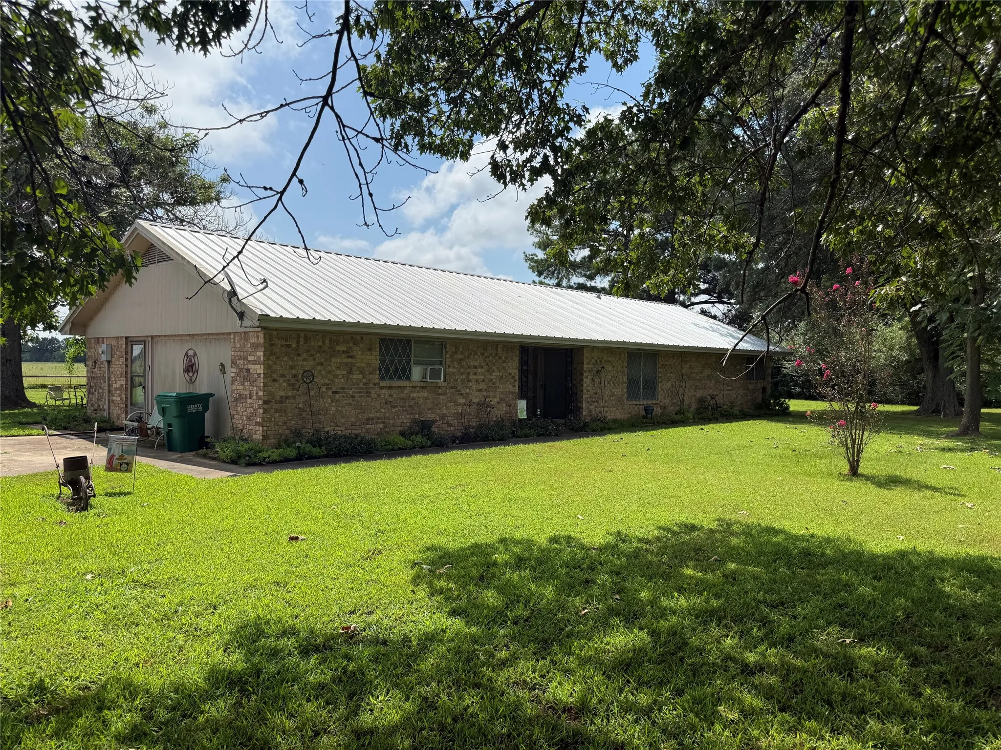Single Family Residence For Sale in Fannin County , 446 County Road 1605, Ravenna, Texas 75476, 2 Bedroom, 2 Bathroom, 2 Garage spaces, 1,402 Sqft, built in 1973, Price $199,000, mls#21329696, Real Estate Agent in Ravenna, Homes For Sale in Fannin county, Homes For Sale in Ravenna, Realtor in Ravenna Texas, Real Estate Brokerage Independent Realty Texas, Luminita Cordes Realtor