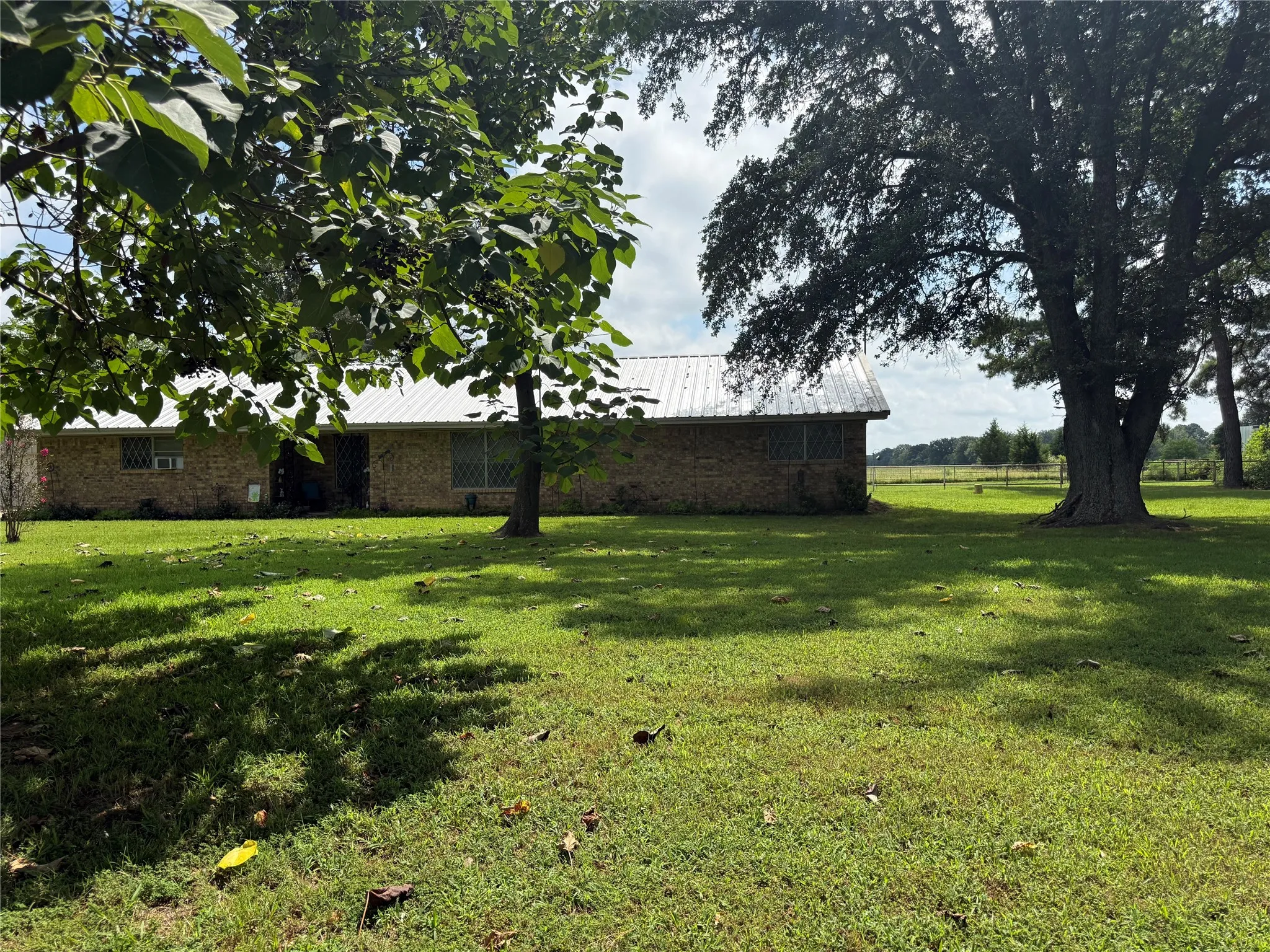 Single Family Residence For Sale in Fannin County , 446 County Road 1605, Ravenna, Texas 75476, 2 Bedroom, 2 Bathroom, 2 Garage spaces, 1,402 Sqft, built in 1973, Price $199,000, mls#21329696, Real Estate Agent in Ravenna, Homes For Sale in Fannin county, Homes For Sale in Ravenna, Realtor in Ravenna Texas, Real Estate Brokerage Independent Realty Texas, Luminita Cordes Realtor