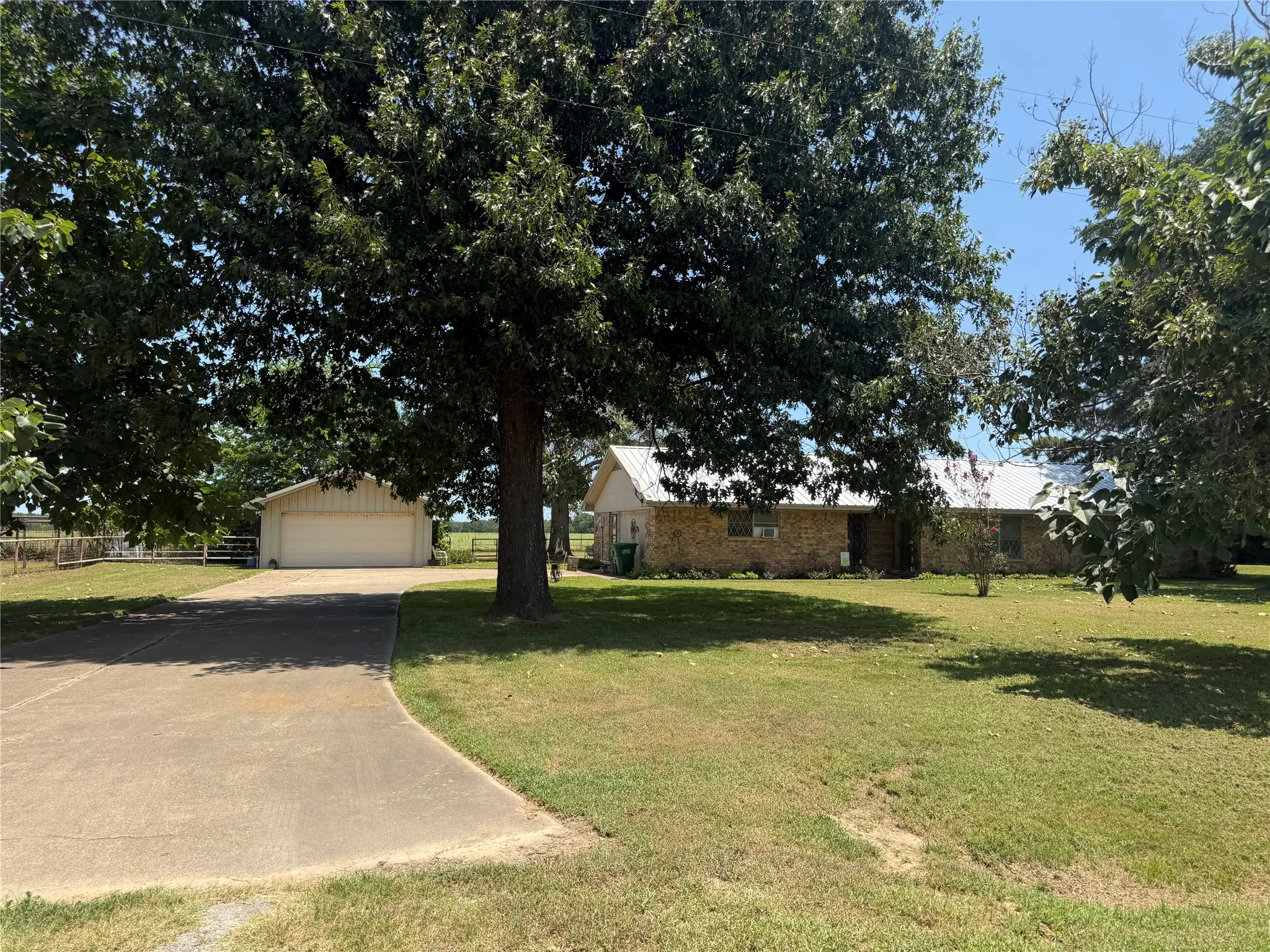 Single Family Residence For Sale in Fannin County , 446 County Road 1605, Ravenna, Texas 75476, 2 Bedroom, 2 Bathroom, 2 Garage spaces, 1,402 Sqft, built in 1973, Price $199,000, mls#21329696, Real Estate Agent in Ravenna, Homes For Sale in Fannin county, Homes For Sale in Ravenna, Realtor in Ravenna Texas, Real Estate Brokerage Independent Realty Texas, Luminita Cordes Realtor