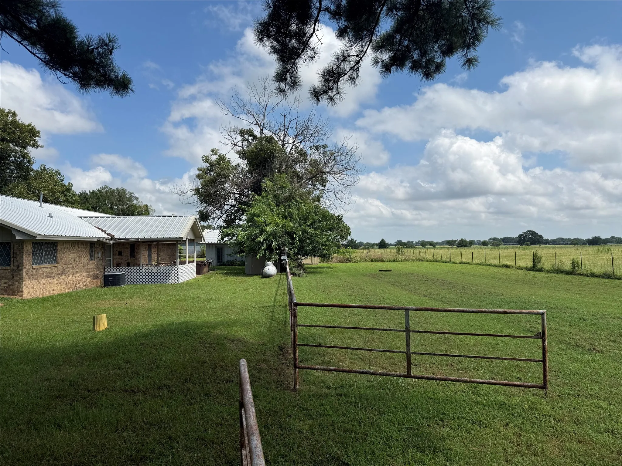 Single Family Residence For Sale in Fannin County , 446 County Road 1605, Ravenna, Texas 75476, 2 Bedroom, 2 Bathroom, 2 Garage spaces, 1,402 Sqft, built in 1973, Price $199,000, mls#21329696, Real Estate Agent in Ravenna, Homes For Sale in Fannin county, Homes For Sale in Ravenna, Realtor in Ravenna Texas, Real Estate Brokerage Independent Realty Texas, Luminita Cordes Realtor