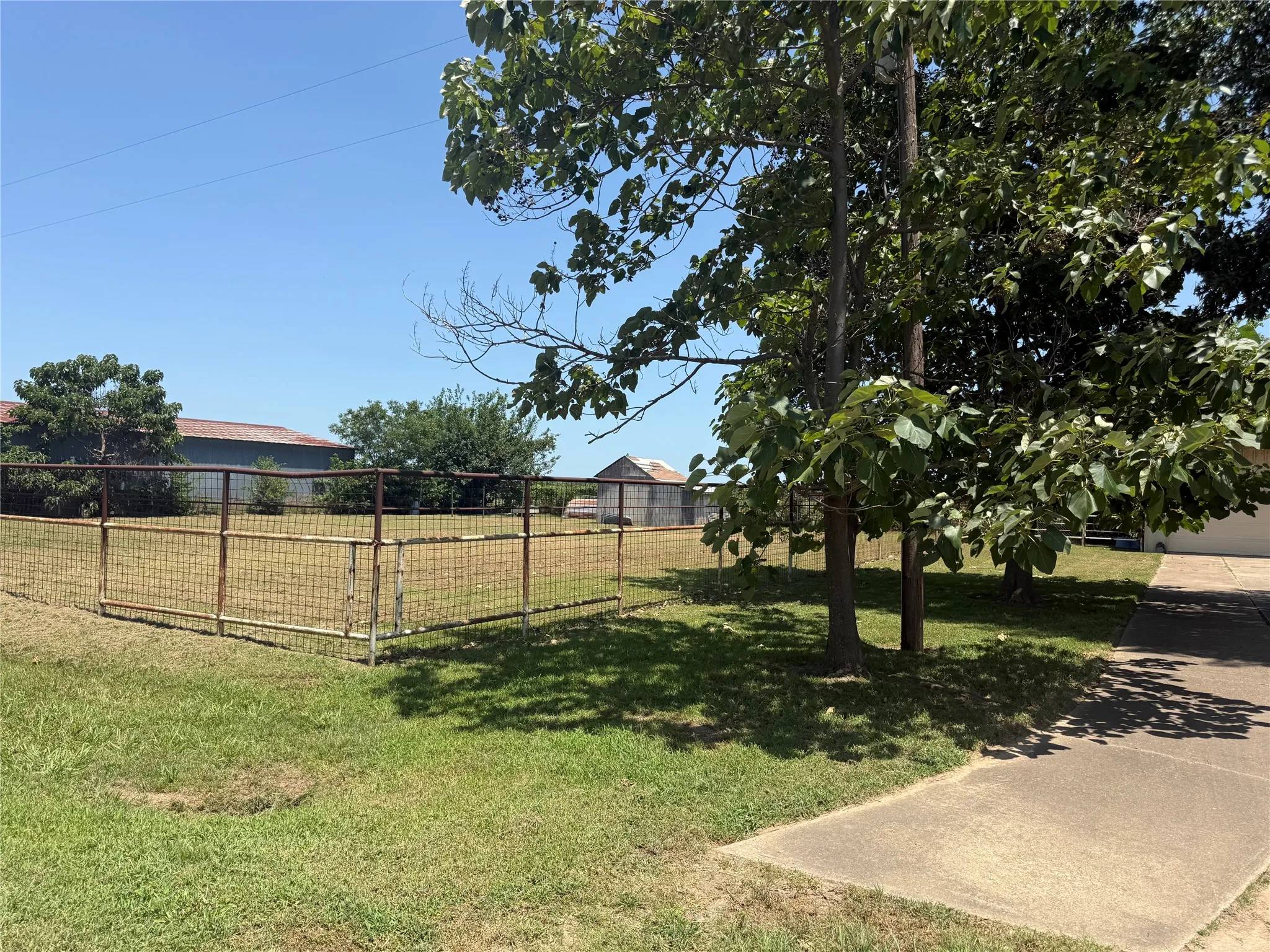 Single Family Residence For Sale in Fannin County , 446 County Road 1605, Ravenna, Texas 75476, 2 Bedroom, 2 Bathroom, 2 Garage spaces, 1,402 Sqft, built in 1973, Price $199,000, mls#21329696, Real Estate Agent in Ravenna, Homes For Sale in Fannin county, Homes For Sale in Ravenna, Realtor in Ravenna Texas, Real Estate Brokerage Independent Realty Texas, Luminita Cordes Realtor