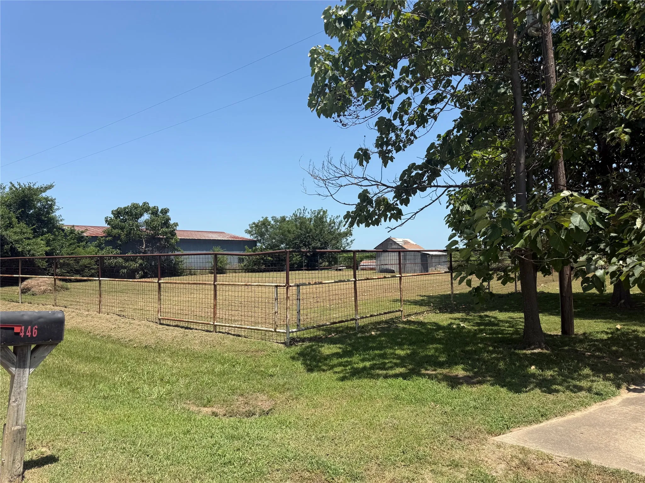 Single Family Residence For Sale in Fannin County , 446 County Road 1605, Ravenna, Texas 75476, 2 Bedroom, 2 Bathroom, 2 Garage spaces, 1,402 Sqft, built in 1973, Price $199,000, mls#21329696, Real Estate Agent in Ravenna, Homes For Sale in Fannin county, Homes For Sale in Ravenna, Realtor in Ravenna Texas, Real Estate Brokerage Independent Realty Texas, Luminita Cordes Realtor