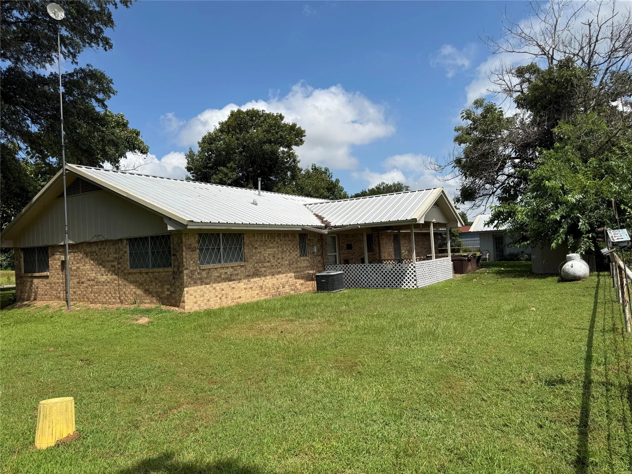 Single Family Residence For Sale in Fannin County , 446 County Road 1605, Ravenna, Texas 75476, 2 Bedroom, 2 Bathroom, 2 Garage spaces, 1,402 Sqft, built in 1973, Price $199,000, mls#21329696, Real Estate Agent in Ravenna, Homes For Sale in Fannin county, Homes For Sale in Ravenna, Realtor in Ravenna Texas, Real Estate Brokerage Independent Realty Texas, Luminita Cordes Realtor