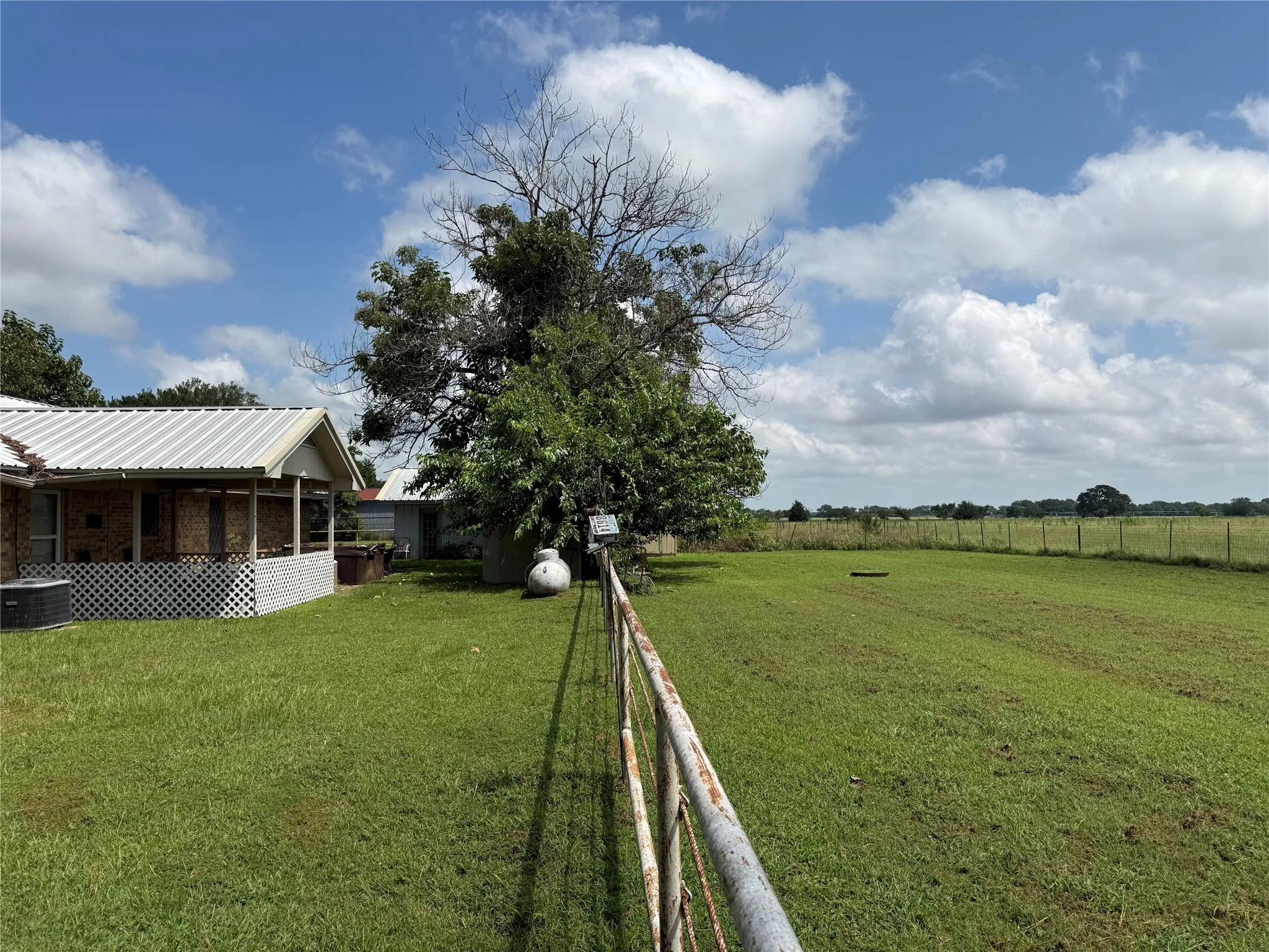 Single Family Residence For Sale in Fannin County , 446 County Road 1605, Ravenna, Texas 75476, 2 Bedroom, 2 Bathroom, 2 Garage spaces, 1,402 Sqft, built in 1973, Price $199,000, mls#21329696, Real Estate Agent in Ravenna, Homes For Sale in Fannin county, Homes For Sale in Ravenna, Realtor in Ravenna Texas, Real Estate Brokerage Independent Realty Texas, Luminita Cordes Realtor