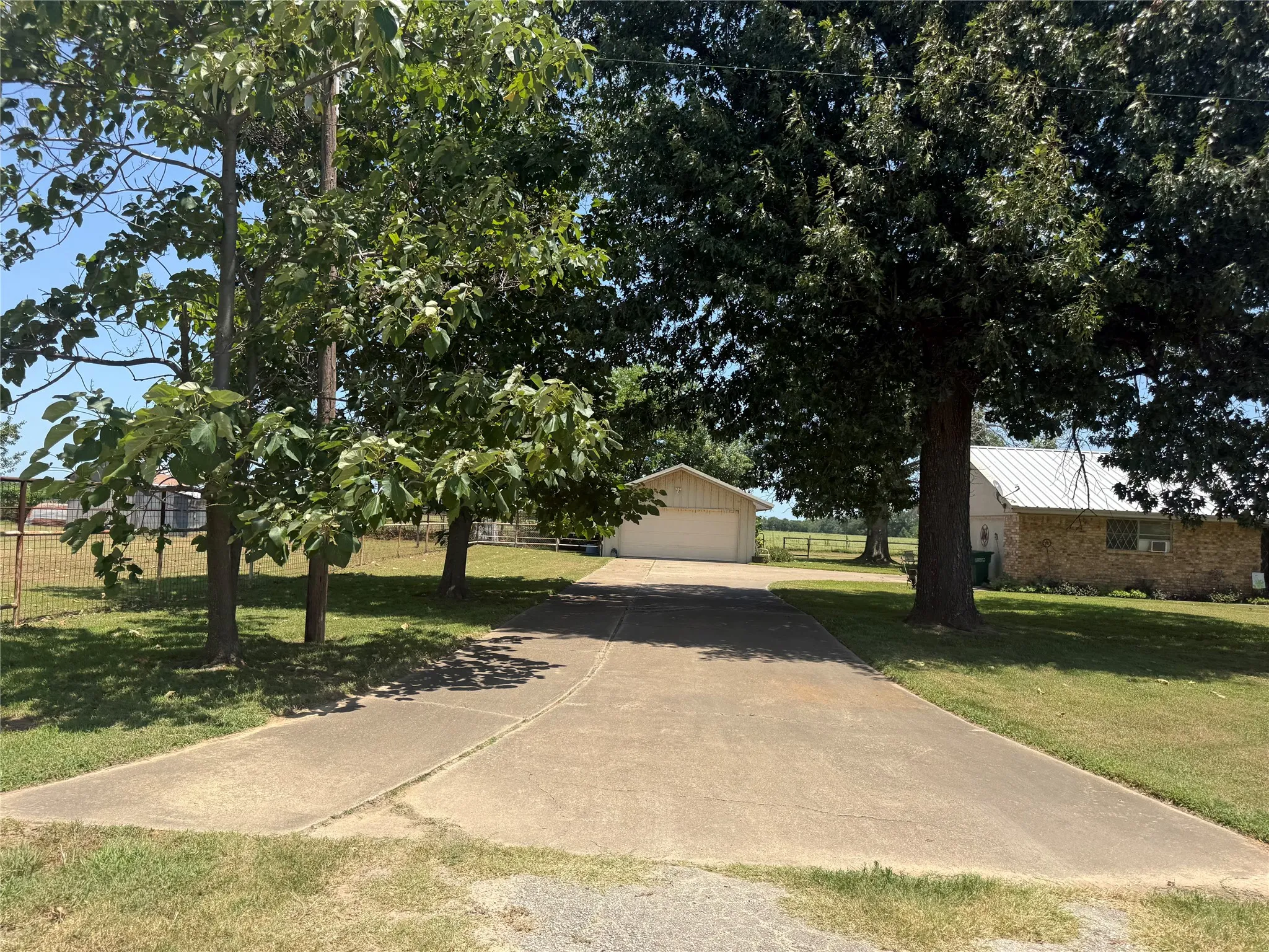 Single Family Residence For Sale in Fannin County , 446 County Road 1605, Ravenna, Texas 75476, 2 Bedroom, 2 Bathroom, 2 Garage spaces, 1,402 Sqft, built in 1973, Price $199,000, mls#21329696, Real Estate Agent in Ravenna, Homes For Sale in Fannin county, Homes For Sale in Ravenna, Realtor in Ravenna Texas, Real Estate Brokerage Independent Realty Texas, Luminita Cordes Realtor