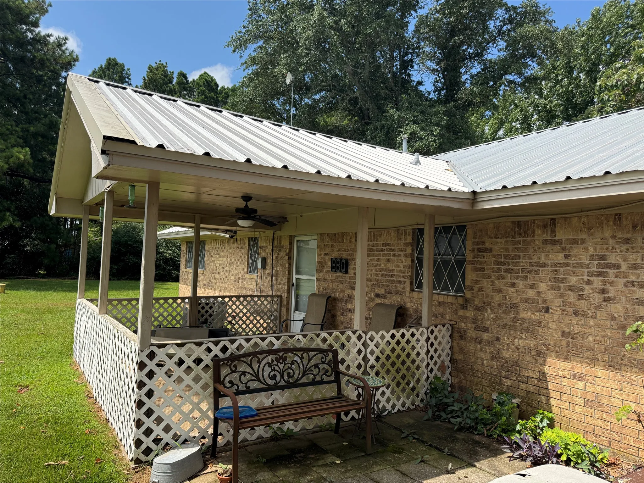 Single Family Residence For Sale in Fannin County , 446 County Road 1605, Ravenna, Texas 75476, 2 Bedroom, 2 Bathroom, 2 Garage spaces, 1,402 Sqft, built in 1973, Price $199,000, mls#21329696, Real Estate Agent in Ravenna, Homes For Sale in Fannin county, Homes For Sale in Ravenna, Realtor in Ravenna Texas, Real Estate Brokerage Independent Realty Texas, Luminita Cordes Realtor