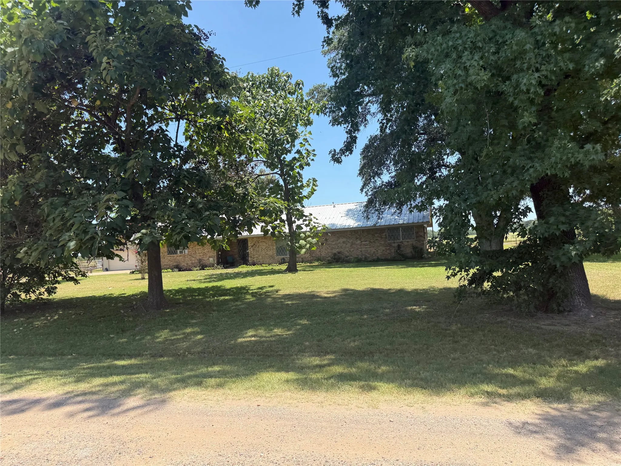 Single Family Residence For Sale in Fannin County , 446 County Road 1605, Ravenna, Texas 75476, 2 Bedroom, 2 Bathroom, 2 Garage spaces, 1,402 Sqft, built in 1973, Price $199,000, mls#21329696, Real Estate Agent in Ravenna, Homes For Sale in Fannin county, Homes For Sale in Ravenna, Realtor in Ravenna Texas, Real Estate Brokerage Independent Realty Texas, Luminita Cordes Realtor