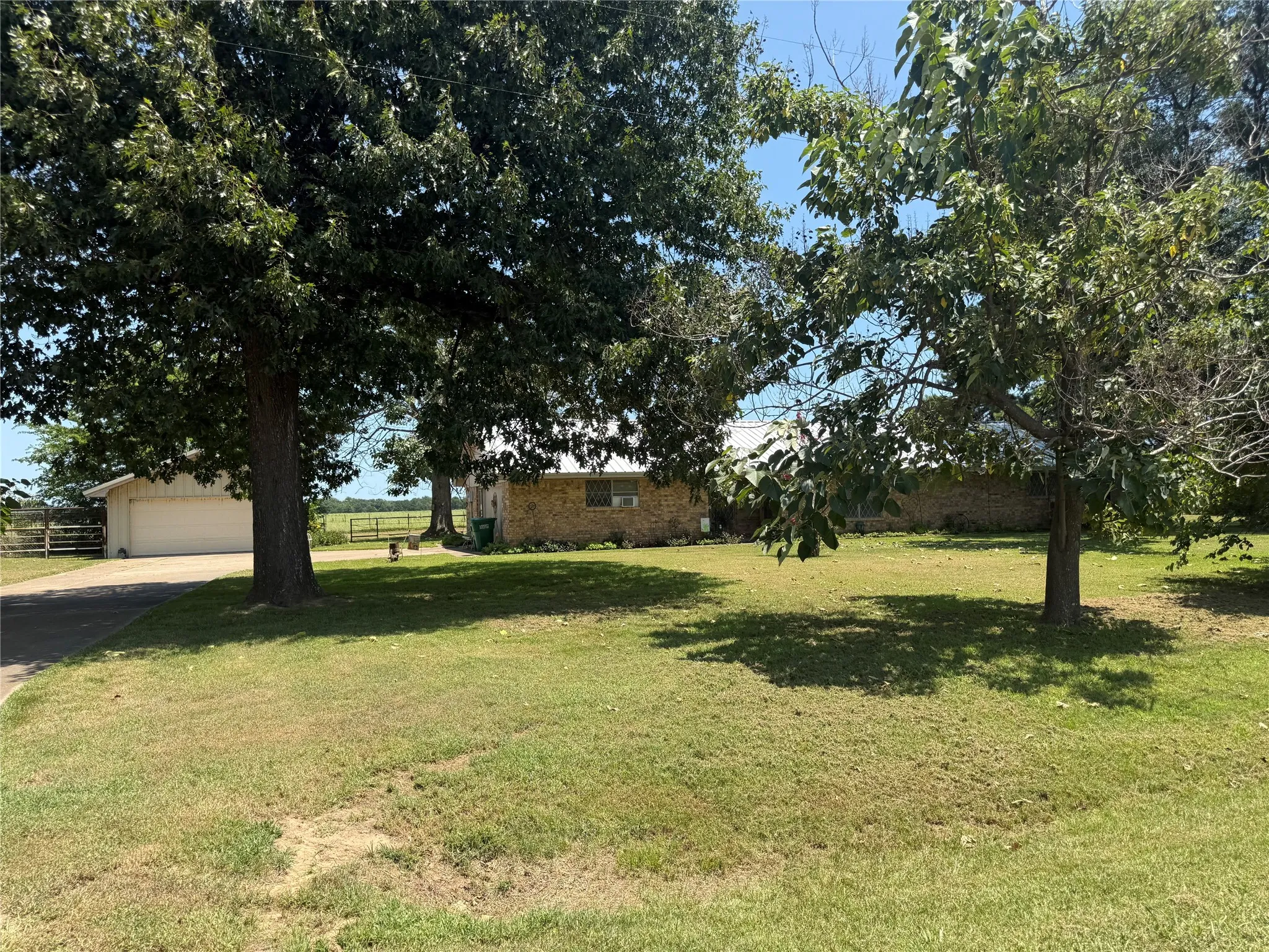 Single Family Residence For Sale in Fannin County , 446 County Road 1605, Ravenna, Texas 75476, 2 Bedroom, 2 Bathroom, 2 Garage spaces, 1,402 Sqft, built in 1973, Price $199,000, mls#21329696, Real Estate Agent in Ravenna, Homes For Sale in Fannin county, Homes For Sale in Ravenna, Realtor in Ravenna Texas, Real Estate Brokerage Independent Realty Texas, Luminita Cordes Realtor
