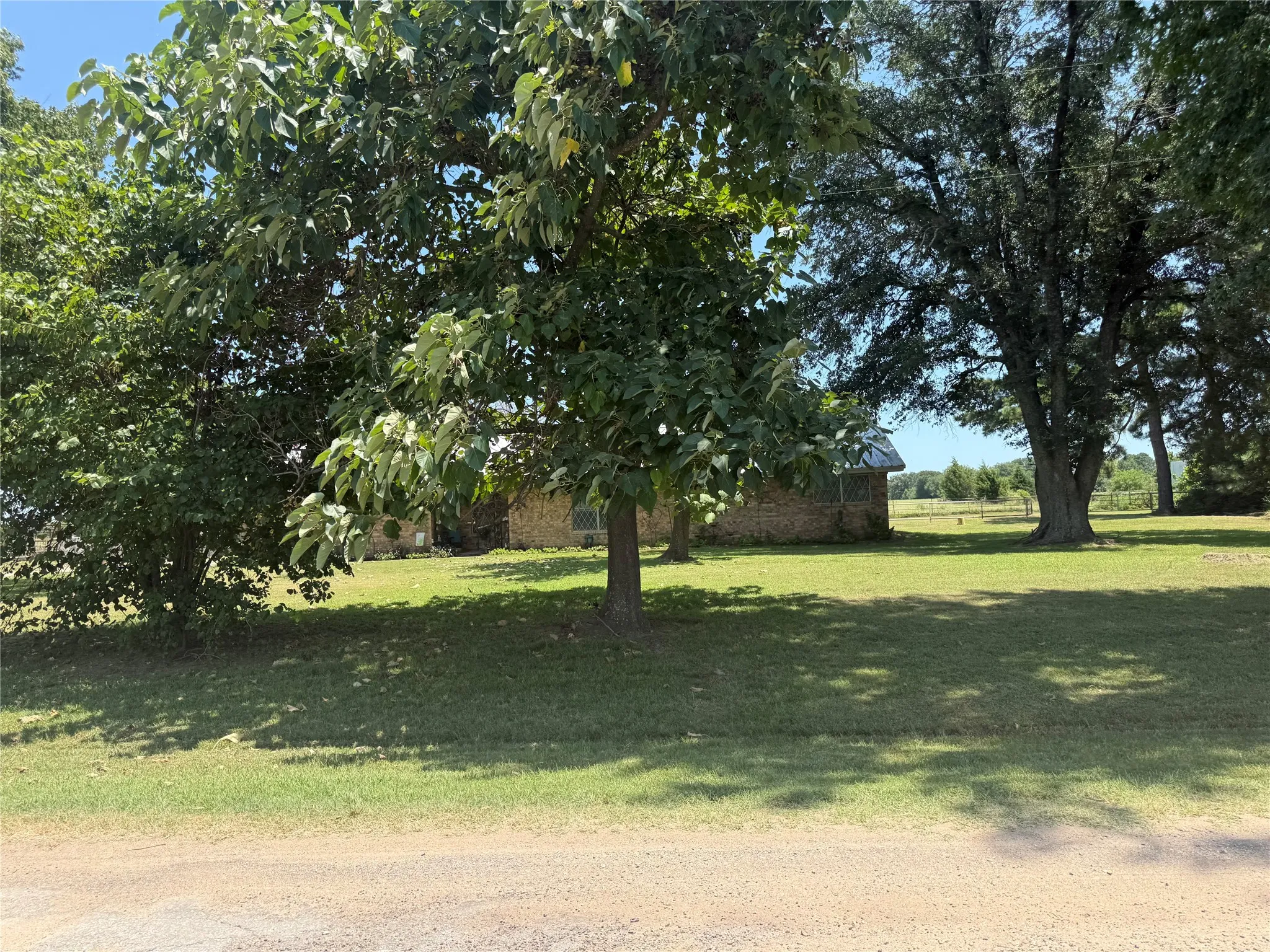 Single Family Residence For Sale in Fannin County , 446 County Road 1605, Ravenna, Texas 75476, 2 Bedroom, 2 Bathroom, 2 Garage spaces, 1,402 Sqft, built in 1973, Price $199,000, mls#21329696, Real Estate Agent in Ravenna, Homes For Sale in Fannin county, Homes For Sale in Ravenna, Realtor in Ravenna Texas, Real Estate Brokerage Independent Realty Texas, Luminita Cordes Realtor