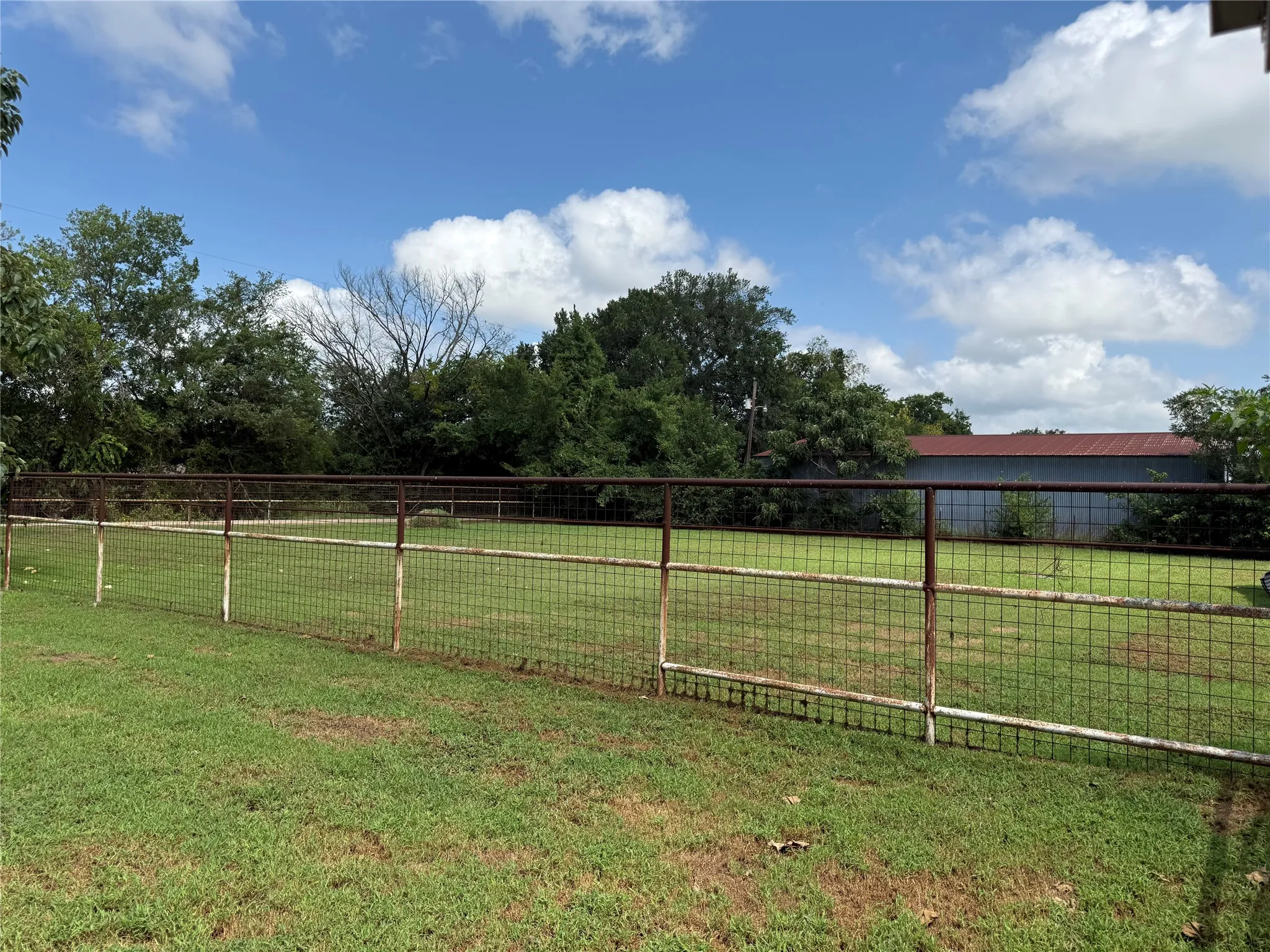 Single Family Residence For Sale in Fannin County , 446 County Road 1605, Ravenna, Texas 75476, 2 Bedroom, 2 Bathroom, 2 Garage spaces, 1,402 Sqft, built in 1973, Price $199,000, mls#21329696, Real Estate Agent in Ravenna, Homes For Sale in Fannin county, Homes For Sale in Ravenna, Realtor in Ravenna Texas, Real Estate Brokerage Independent Realty Texas, Luminita Cordes Realtor