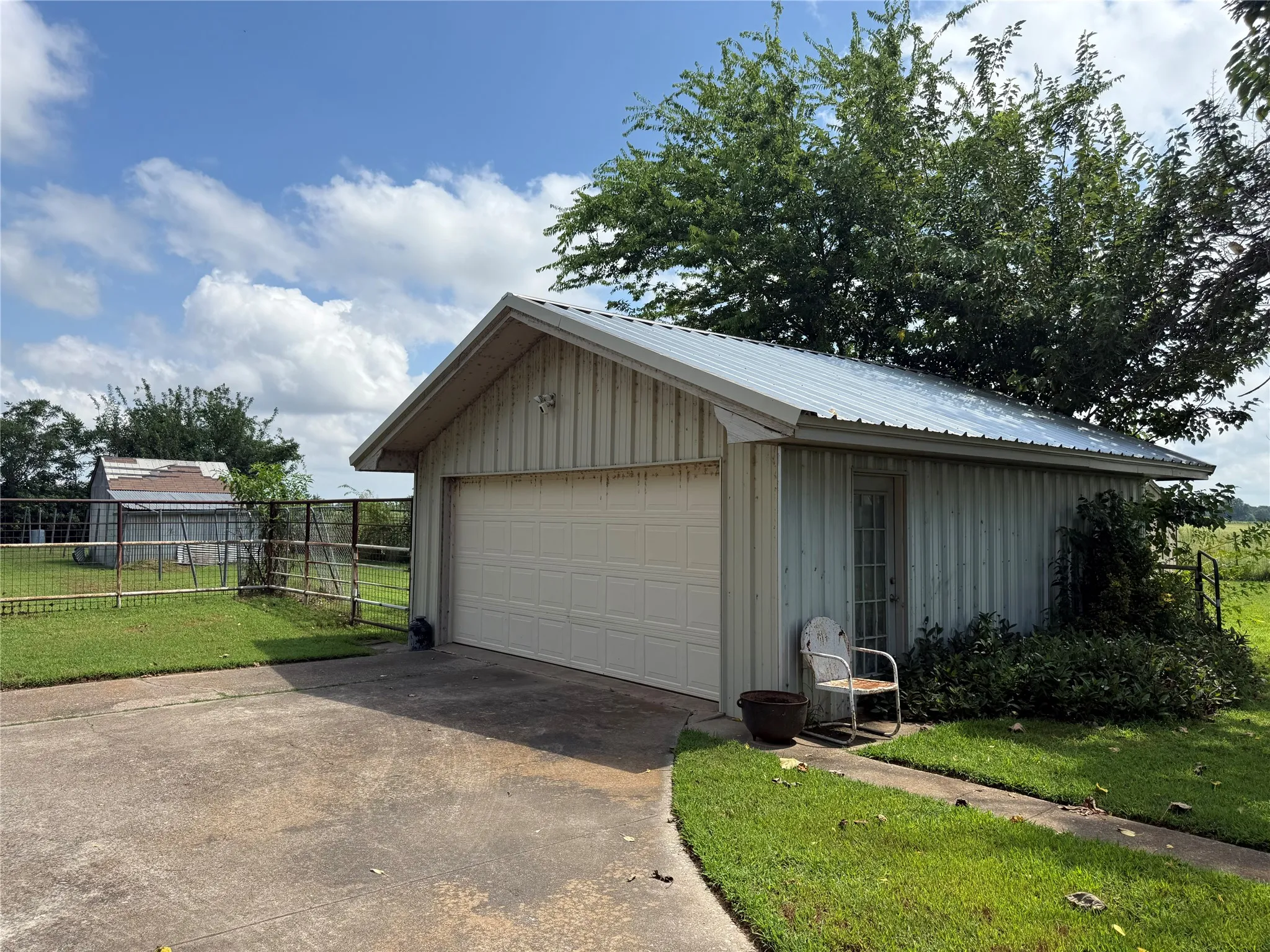 Single Family Residence For Sale in Fannin County , 446 County Road 1605, Ravenna, Texas 75476, 2 Bedroom, 2 Bathroom, 2 Garage spaces, 1,402 Sqft, built in 1973, Price $199,000, mls#21329696, Real Estate Agent in Ravenna, Homes For Sale in Fannin county, Homes For Sale in Ravenna, Realtor in Ravenna Texas, Real Estate Brokerage Independent Realty Texas, Luminita Cordes Realtor