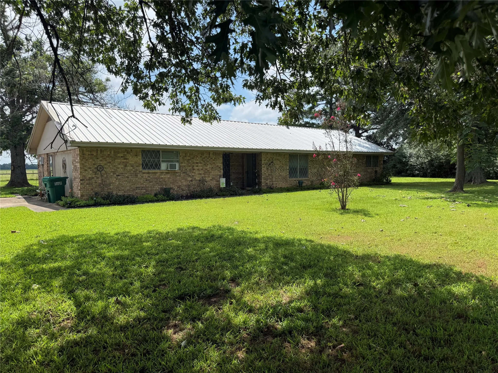 Single Family Residence For Sale in Fannin County , 446 County Road 1605, Ravenna, Texas 75476, 2 Bedroom, 2 Bathroom, 2 Garage spaces, 1,402 Sqft, built in 1973, Price $199,000, mls#21329696, Real Estate Agent in Ravenna, Homes For Sale in Fannin county, Homes For Sale in Ravenna, Realtor in Ravenna Texas, Real Estate Brokerage Independent Realty Texas, Luminita Cordes Realtor