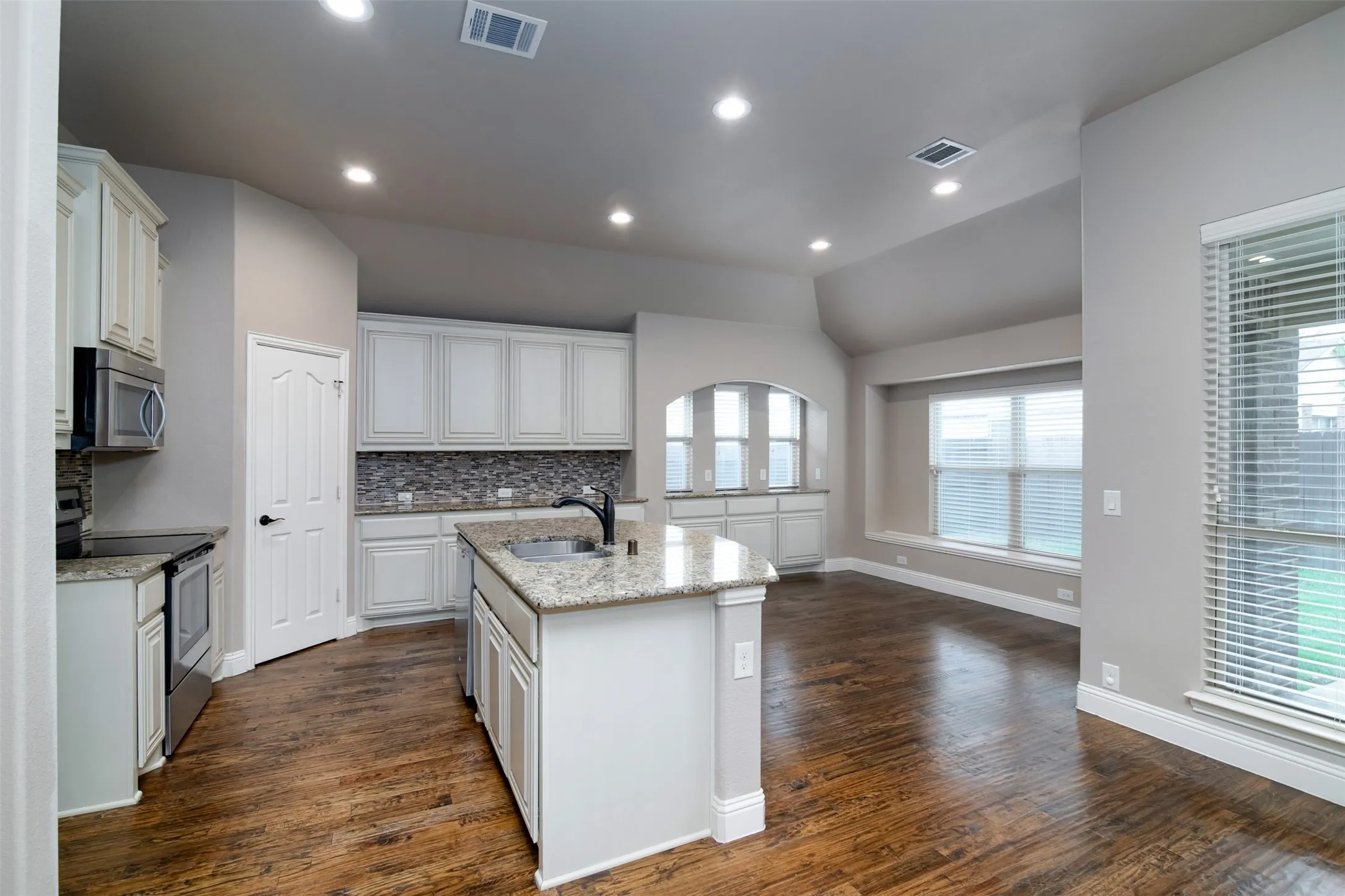 Single Family Residence For Rent in Denton County , 3417 Tempest Lane, Little Elm, Texas 75068, 4 Bedrooms, 3 Bathrooms, 2 Garage spaces, 2,755 Sqft, built in 2014, Price $2,990, mls#21329614, Real Estate Agent in Little Elm, Homes For Rent in Denton county, Homes For Rent in Little Elm, Realtor in Little Elm Texas, Real Estate Brokerage Independent Realty Texas, Luminita Cordes Realtor