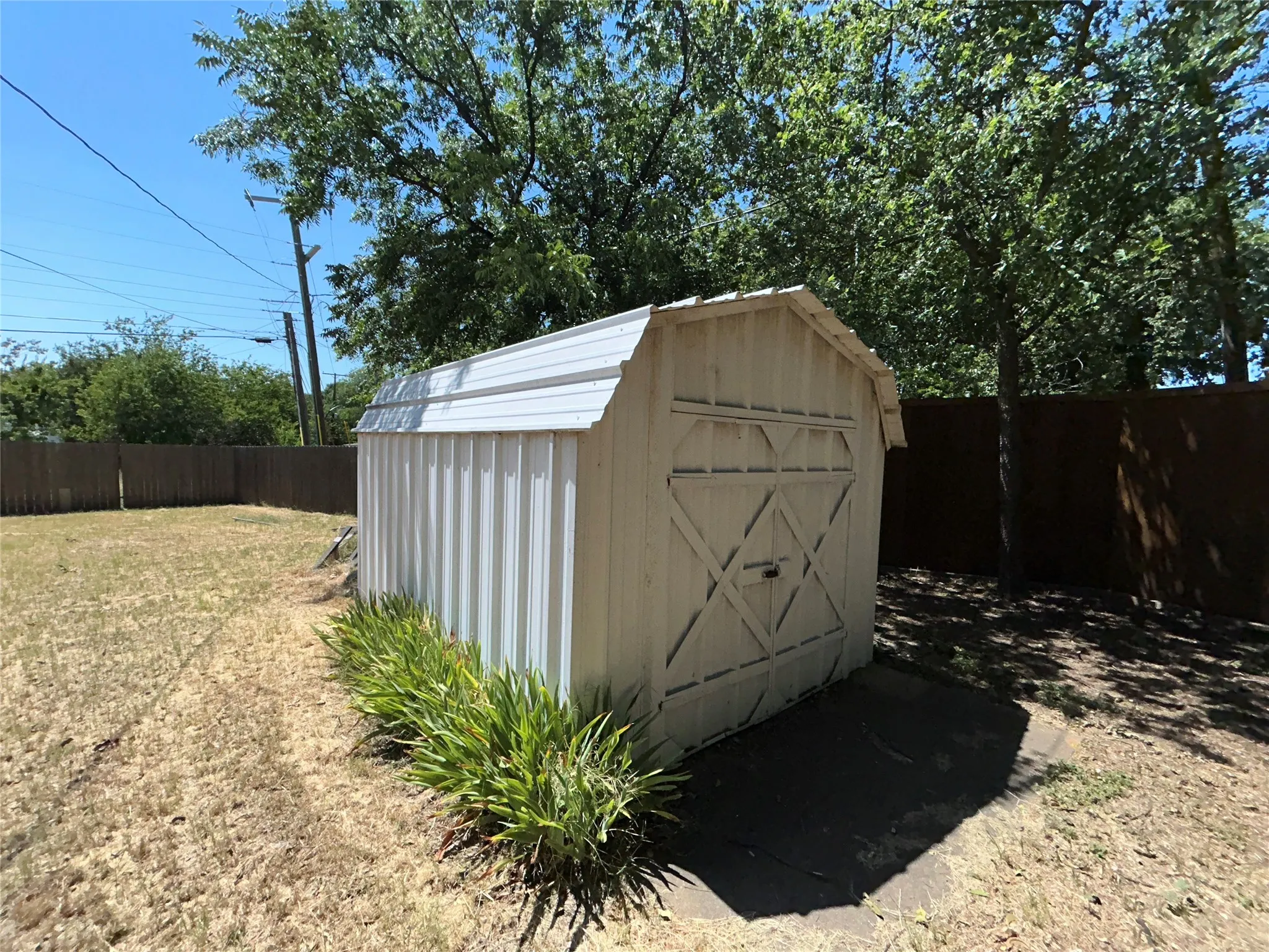 Single Family Residence For Sale in Young County , 908 Fairview Street, Graham, Texas 76450, 4 Bedroom, 3 Bathroom, Garage spaces, 1,470 Sqft, built in 1960, mls#21329715, Real Estate Agent in Graham, Homes For Sale in Young county, Homes For Sale in Graham, Realtor in Graham Texas, Real Estate Brokerage Independent Realty Texas, Luminita Cordes Realtor