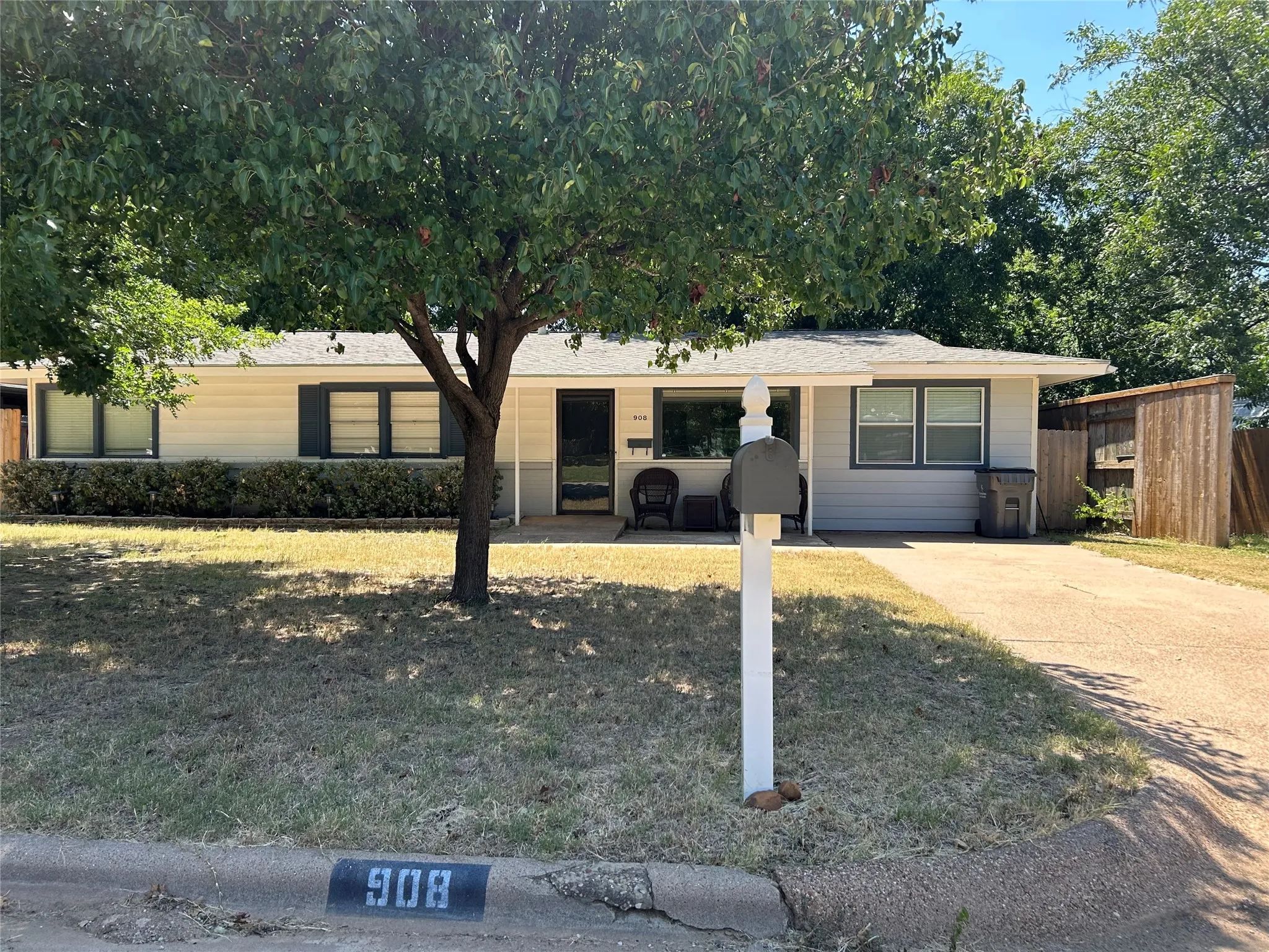 Single Family Residence For Sale in Young County , 908 Fairview Street, Graham, Texas 76450, 4 Bedroom, 3 Bathroom, Garage spaces, 1,470 Sqft, built in 1960, mls#21329715, Real Estate Agent in Graham, Homes For Sale in Young county, Homes For Sale in Graham, Realtor in Graham Texas, Real Estate Brokerage Independent Realty Texas, Luminita Cordes Realtor