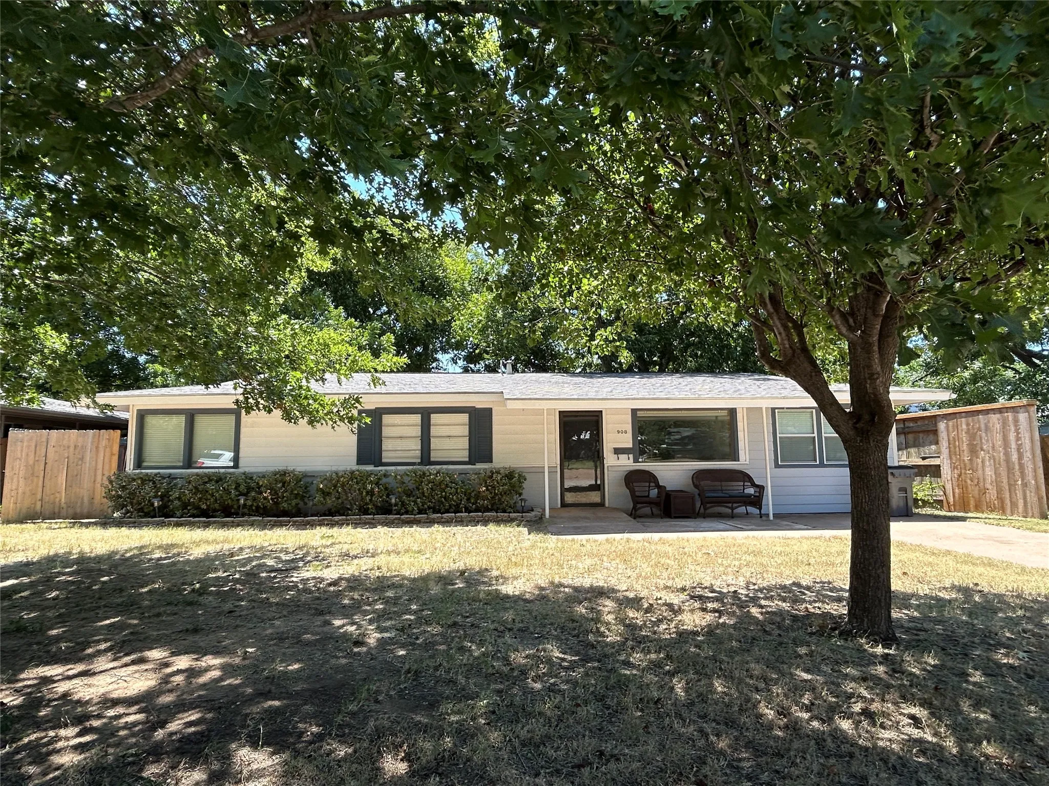 Single Family Residence For Sale in Young County , 908 Fairview Street, Graham, Texas 76450, 4 Bedroom, 3 Bathroom, Garage spaces, 1,470 Sqft, built in 1960, mls#21329715, Real Estate Agent in Graham, Homes For Sale in Young county, Homes For Sale in Graham, Realtor in Graham Texas, Real Estate Brokerage Independent Realty Texas, Luminita Cordes Realtor