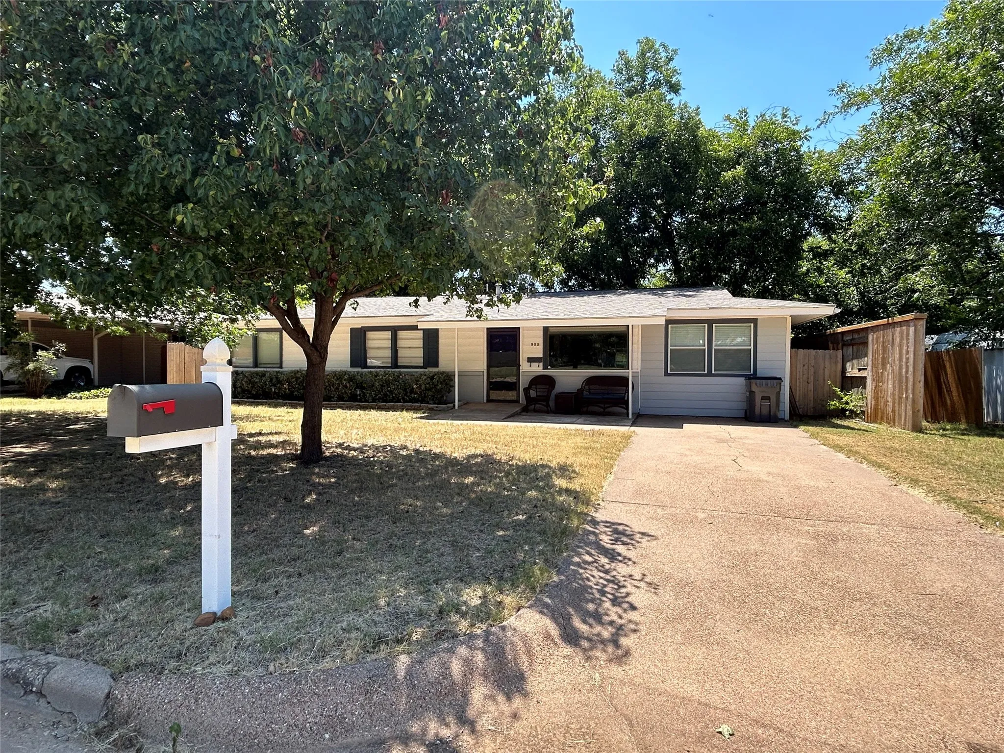 Single Family Residence For Sale in Young County , 908 Fairview Street, Graham, Texas 76450, 4 Bedroom, 3 Bathroom, Garage spaces, 1,470 Sqft, built in 1960, mls#21329715, Real Estate Agent in Graham, Homes For Sale in Young county, Homes For Sale in Graham, Realtor in Graham Texas, Real Estate Brokerage Independent Realty Texas, Luminita Cordes Realtor