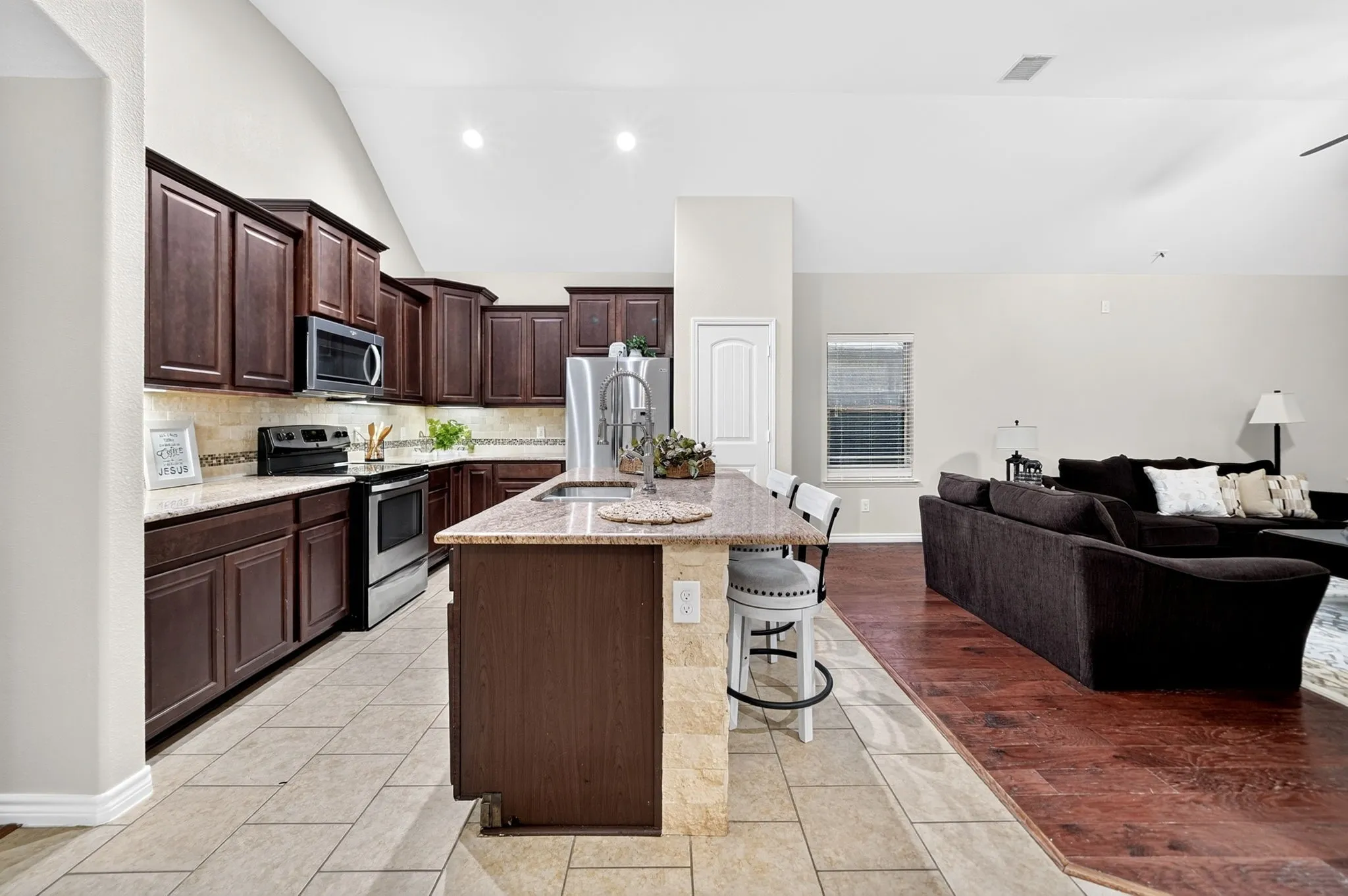 Single Family Residence For Sale in Denton County , 11205 Gibbons Creek Drive, Frisco, Texas 75036, 3 Bedroom, 2 Bathroom, 2 Garage spaces, 2,122 Sqft, built in 2014, mls#21329656, Real Estate Agent in Frisco, Homes For Sale in Denton county, Homes For Sale in Frisco, Realtor in Frisco Texas, Real Estate Brokerage Independent Realty Texas, Luminita Cordes Realtor