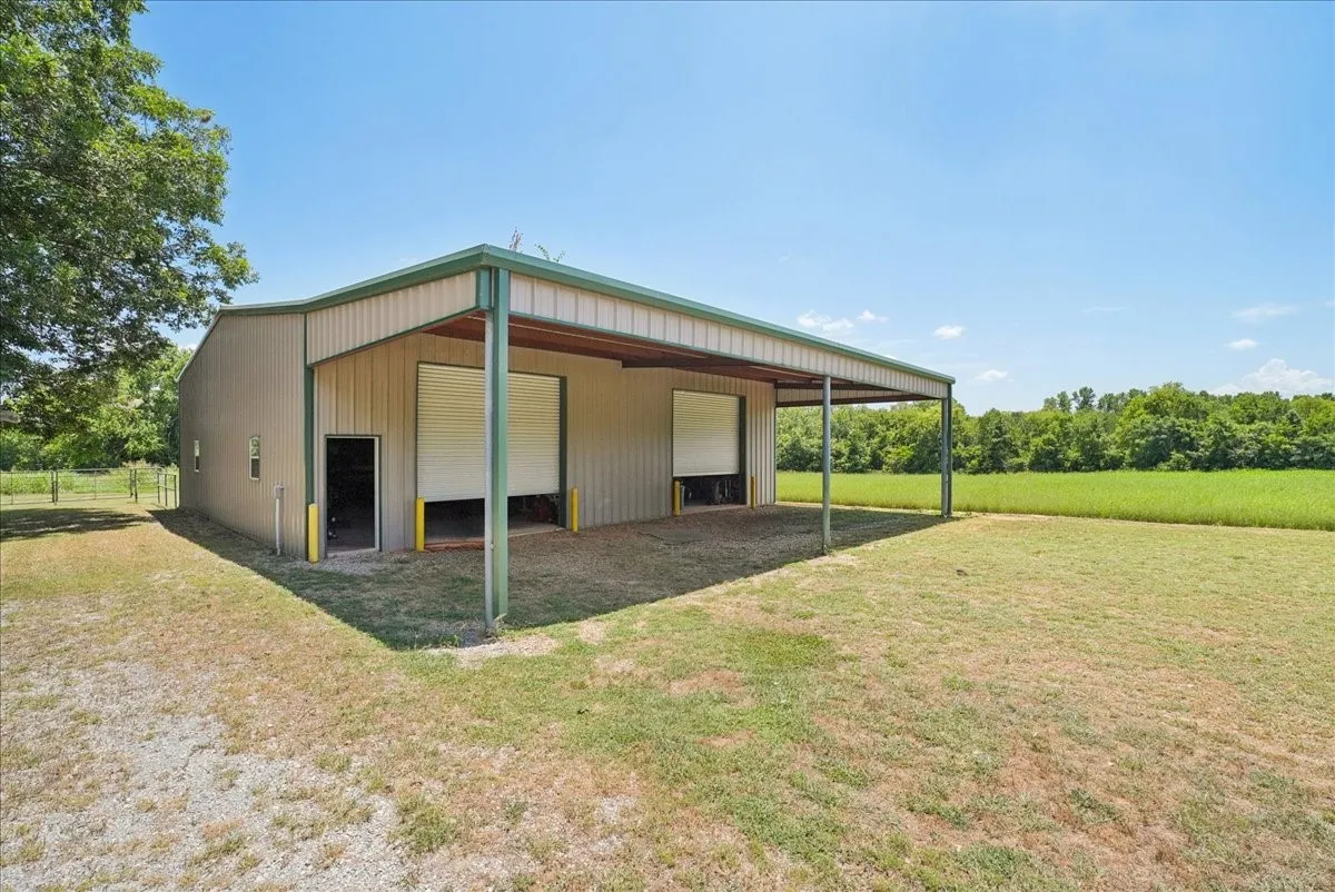 Mobile Home For Sale in Fannin County , 691 S State Highway 78, Bonham, Texas 75418, 3 Bedroom, 2 Bathroom, 6 Garage spaces, 1,368 Sqft, built in 1996, mls#21328924, Real Estate Agent in Bonham, Homes For Sale in Fannin county, Homes For Sale in Bonham, Realtor in Bonham Texas, Real Estate Brokerage Independent Realty Texas, Luminita Cordes Realtor