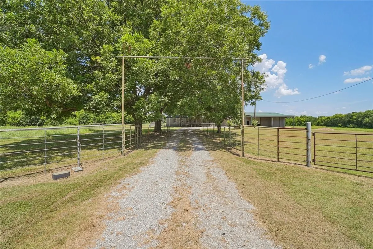 Mobile Home For Sale in Fannin County , 691 S State Highway 78, Bonham, Texas 75418, 3 Bedroom, 2 Bathroom, 6 Garage spaces, 1,368 Sqft, built in 1996, mls#21328924, Real Estate Agent in Bonham, Homes For Sale in Fannin county, Homes For Sale in Bonham, Realtor in Bonham Texas, Real Estate Brokerage Independent Realty Texas, Luminita Cordes Realtor