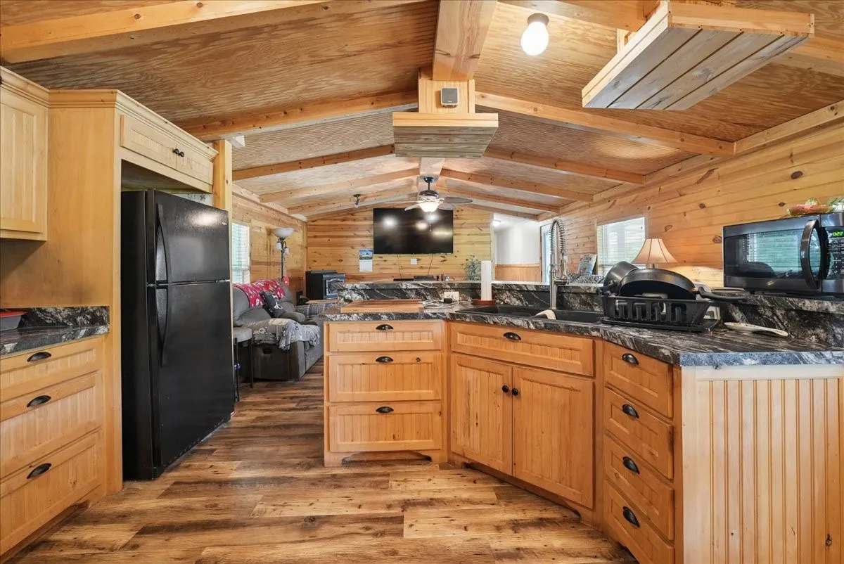 Mobile Home For Sale in Fannin County , 691 S State Highway 78, Bonham, Texas 75418, 3 Bedroom, 2 Bathroom, 6 Garage spaces, 1,368 Sqft, built in 1996, mls#21328924, Real Estate Agent in Bonham, Homes For Sale in Fannin county, Homes For Sale in Bonham, Realtor in Bonham Texas, Real Estate Brokerage Independent Realty Texas, Luminita Cordes Realtor