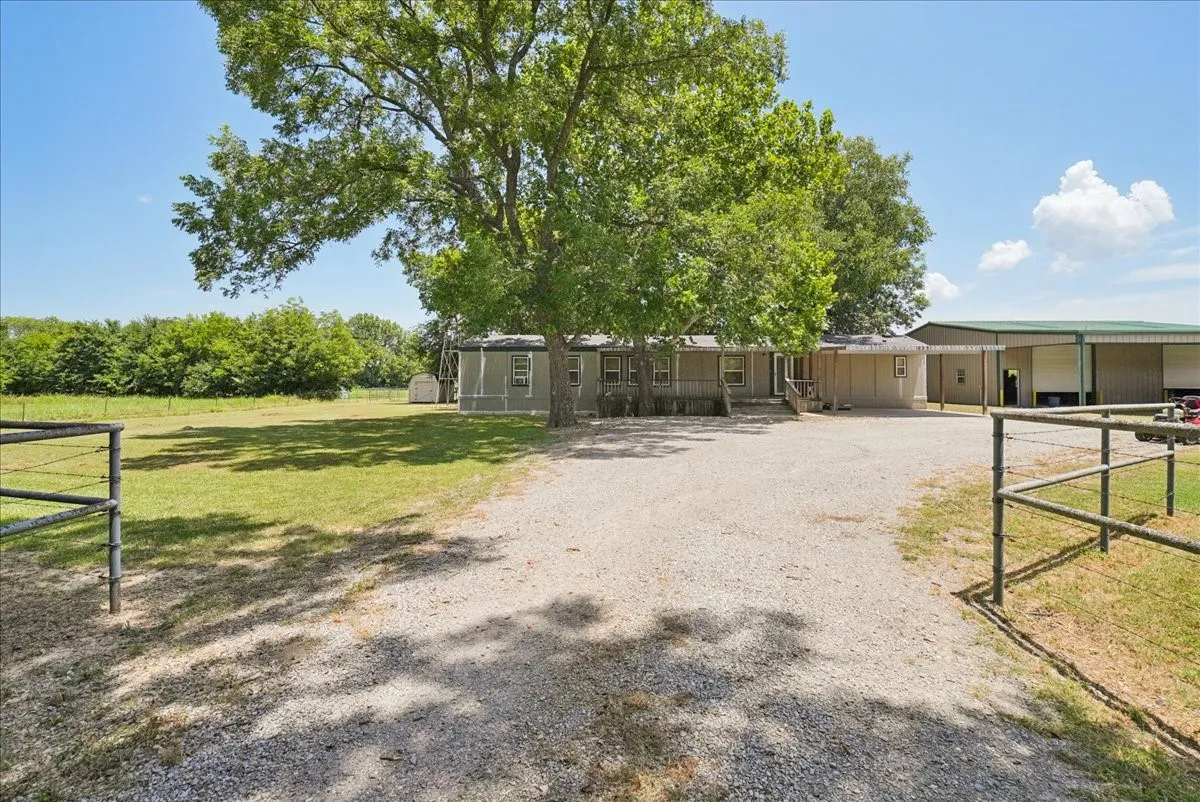 Mobile Home For Sale in Fannin County , 691 S State Highway 78, Bonham, Texas 75418, 3 Bedroom, 2 Bathroom, 6 Garage spaces, 1,368 Sqft, built in 1996, mls#21328924, Real Estate Agent in Bonham, Homes For Sale in Fannin county, Homes For Sale in Bonham, Realtor in Bonham Texas, Real Estate Brokerage Independent Realty Texas, Luminita Cordes Realtor