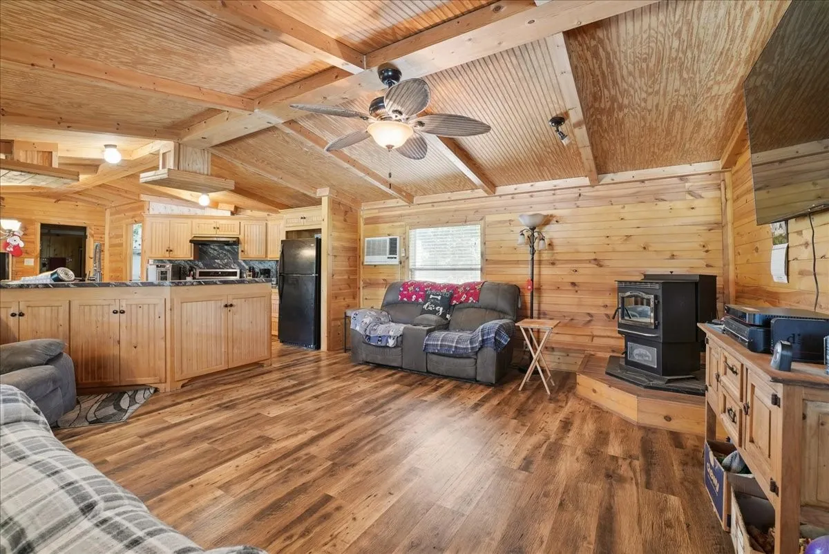 Mobile Home For Sale in Fannin County , 691 S State Highway 78, Bonham, Texas 75418, 3 Bedroom, 2 Bathroom, 6 Garage spaces, 1,368 Sqft, built in 1996, mls#21328924, Real Estate Agent in Bonham, Homes For Sale in Fannin county, Homes For Sale in Bonham, Realtor in Bonham Texas, Real Estate Brokerage Independent Realty Texas, Luminita Cordes Realtor
