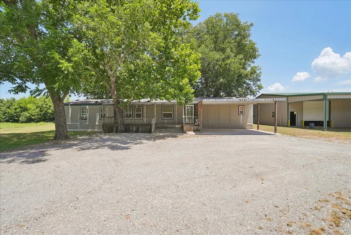 Mobile Home For Sale in Fannin County , 691 S State Highway 78, Bonham, Texas 75418, 3 Bedroom, 2 Bathroom, 6 Garage spaces, 1,368 Sqft, built in 1996, mls#21328924, Real Estate Agent in Bonham, Homes For Sale in Fannin county, Homes For Sale in Bonham, Realtor in Bonham Texas, Real Estate Brokerage Independent Realty Texas, Luminita Cordes Realtor