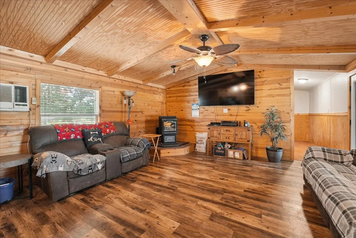 Mobile Home For Sale in Fannin County , 691 S State Highway 78, Bonham, Texas 75418, 3 Bedroom, 2 Bathroom, 6 Garage spaces, 1,368 Sqft, built in 1996, mls#21328924, Real Estate Agent in Bonham, Homes For Sale in Fannin county, Homes For Sale in Bonham, Realtor in Bonham Texas, Real Estate Brokerage Independent Realty Texas, Luminita Cordes Realtor