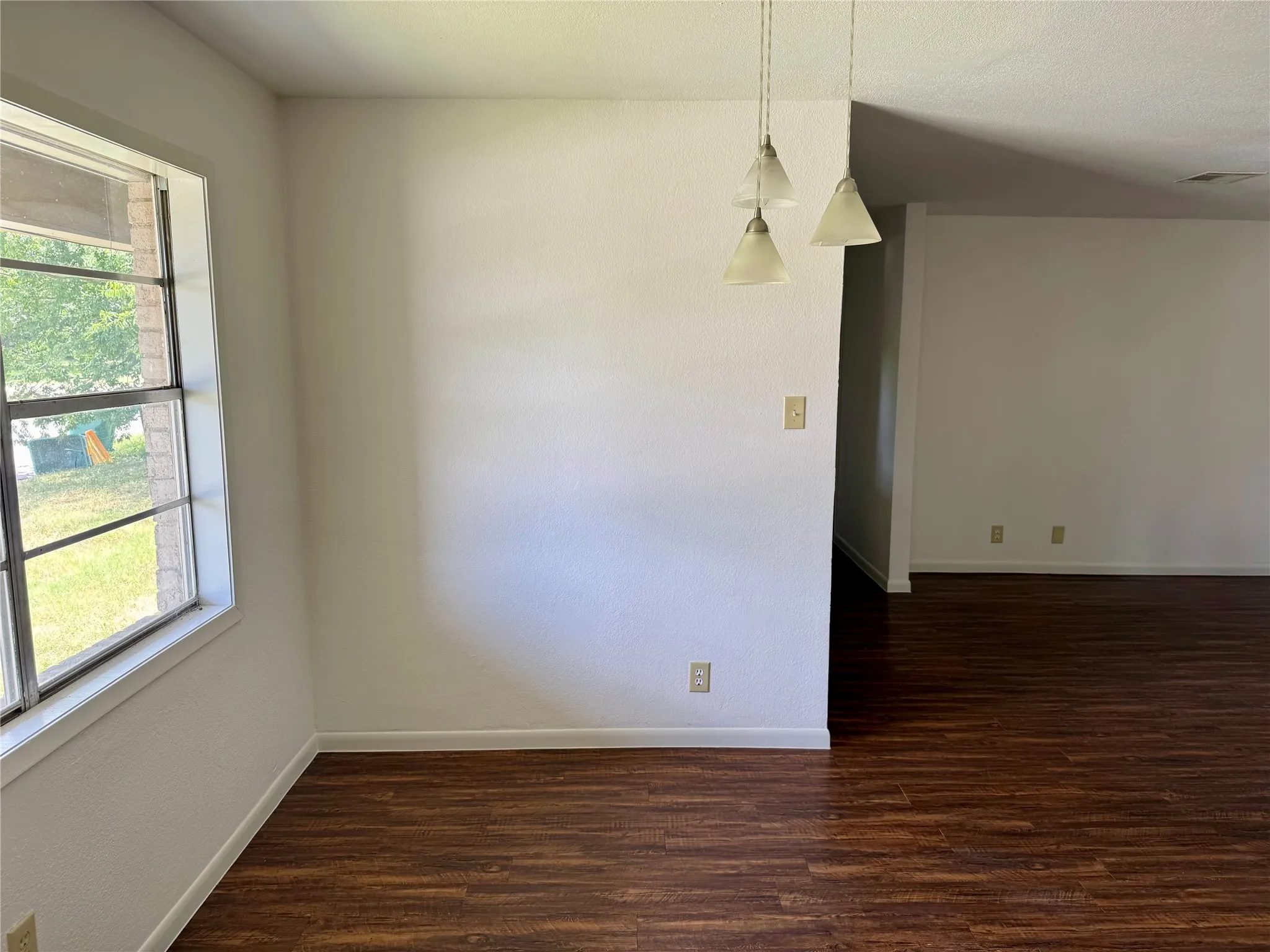 Single Family Residence For Sale in Bell County , 1407 N East St, Belton, Texas 76513, 3 Bedroom, 2 Bathroom, Garage spaces, 1,355 Sqft, built in 1966, mls#21324775, Real Estate Agent in Belton, Homes For Sale in Bell county, Homes For Sale in Belton, Realtor in Belton Texas, Real Estate Brokerage Independent Realty Texas, Luminita Cordes Realtor