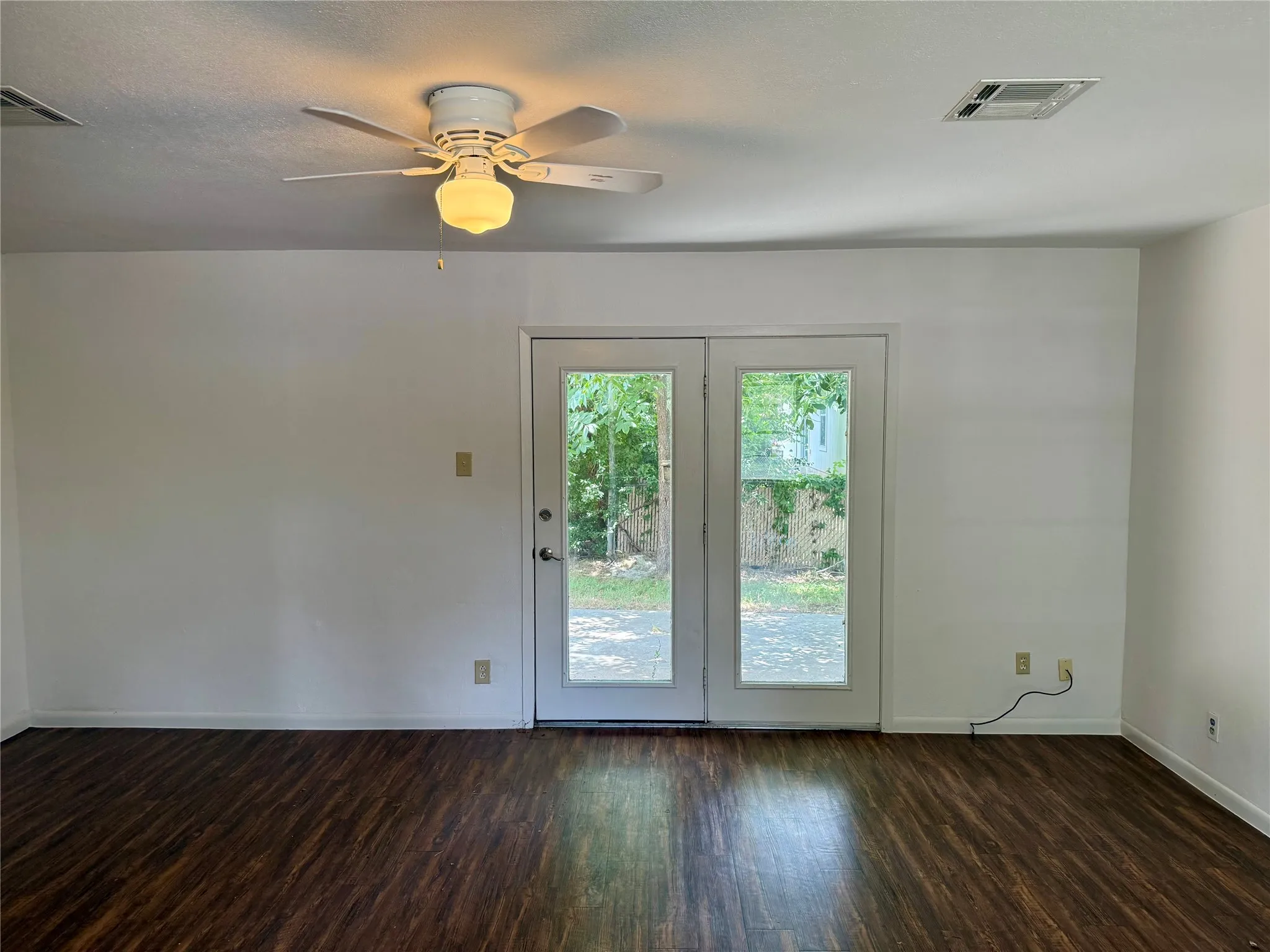 Single Family Residence For Sale in Bell County , 1407 N East St, Belton, Texas 76513, 3 Bedroom, 2 Bathroom, Garage spaces, 1,355 Sqft, built in 1966, mls#21324775, Real Estate Agent in Belton, Homes For Sale in Bell county, Homes For Sale in Belton, Realtor in Belton Texas, Real Estate Brokerage Independent Realty Texas, Luminita Cordes Realtor