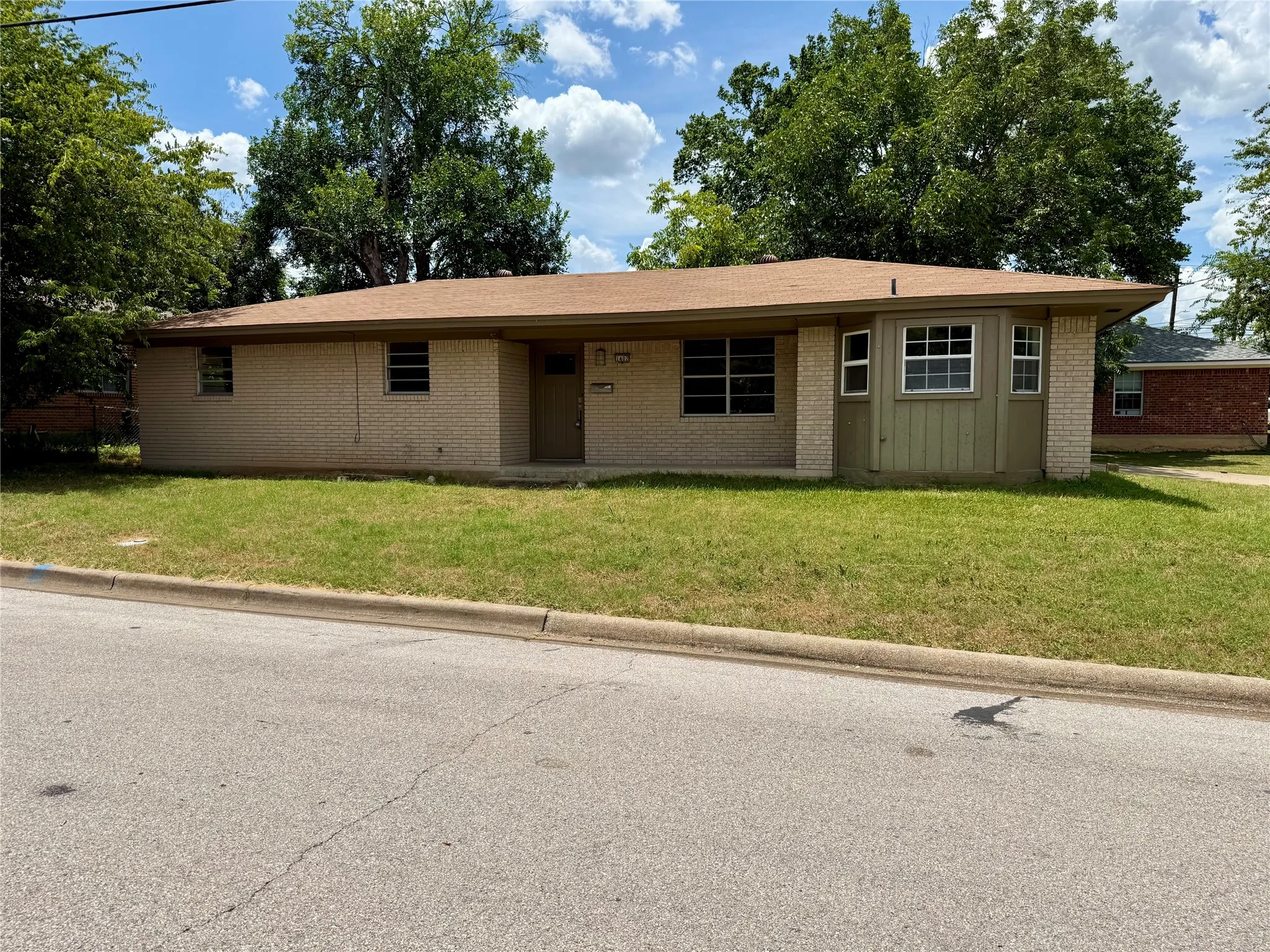 Single Family Residence For Sale in Bell County , 1407 N East St, Belton, Texas 76513, 3 Bedroom, 2 Bathroom, Garage spaces, 1,355 Sqft, built in 1966, mls#21324775, Real Estate Agent in Belton, Homes For Sale in Bell county, Homes For Sale in Belton, Realtor in Belton Texas, Real Estate Brokerage Independent Realty Texas, Luminita Cordes Realtor