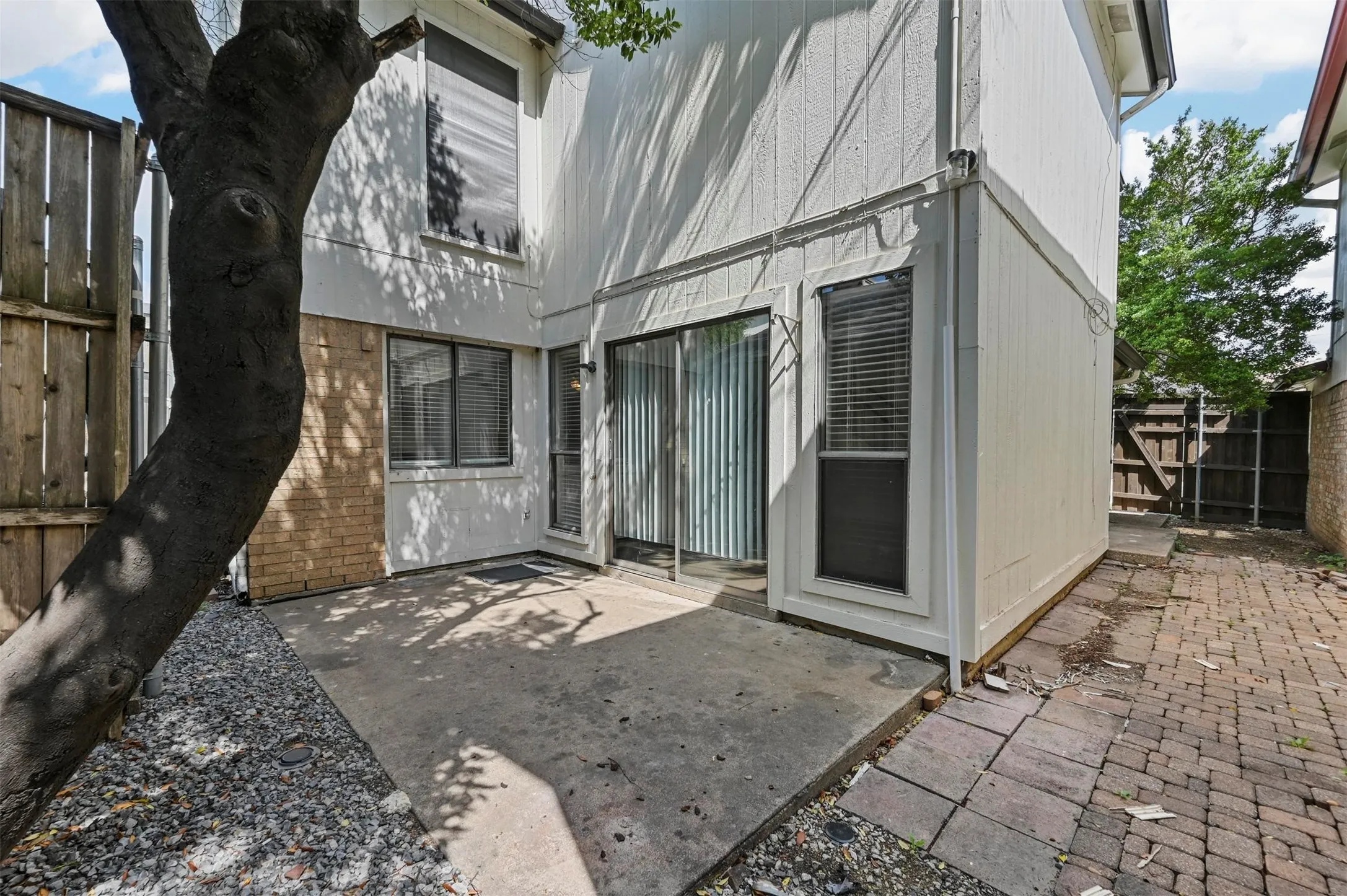 Townhouse For Rent in Dallas County , 2904 Nova Drive, Garland, Texas 75044, 2 Bedroom, 3 Bathroom, 2 Garage spaces, 1,243 Sqft, built in 1976, mls#21329673, Real Estate Agent in Garland, Homes For Rent in Dallas county, Homes For Rent in Garland, Realtor in Garland Texas, Real Estate Brokerage Independent Realty Texas, Luminita Cordes Realtor