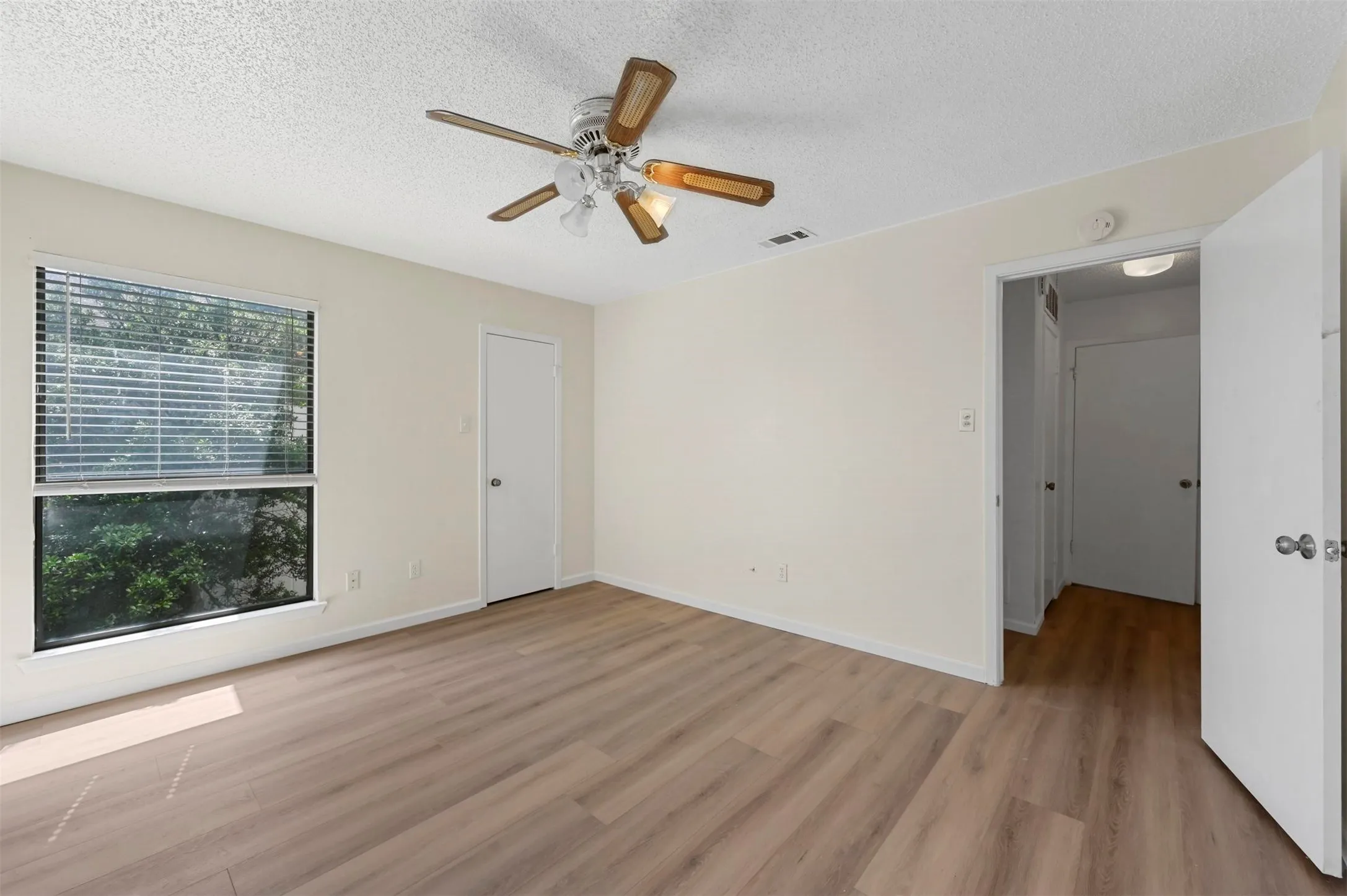 Townhouse For Rent in Dallas County , 2904 Nova Drive, Garland, Texas 75044, 2 Bedroom, 3 Bathroom, 2 Garage spaces, 1,243 Sqft, built in 1976, mls#21329673, Real Estate Agent in Garland, Homes For Rent in Dallas county, Homes For Rent in Garland, Realtor in Garland Texas, Real Estate Brokerage Independent Realty Texas, Luminita Cordes Realtor