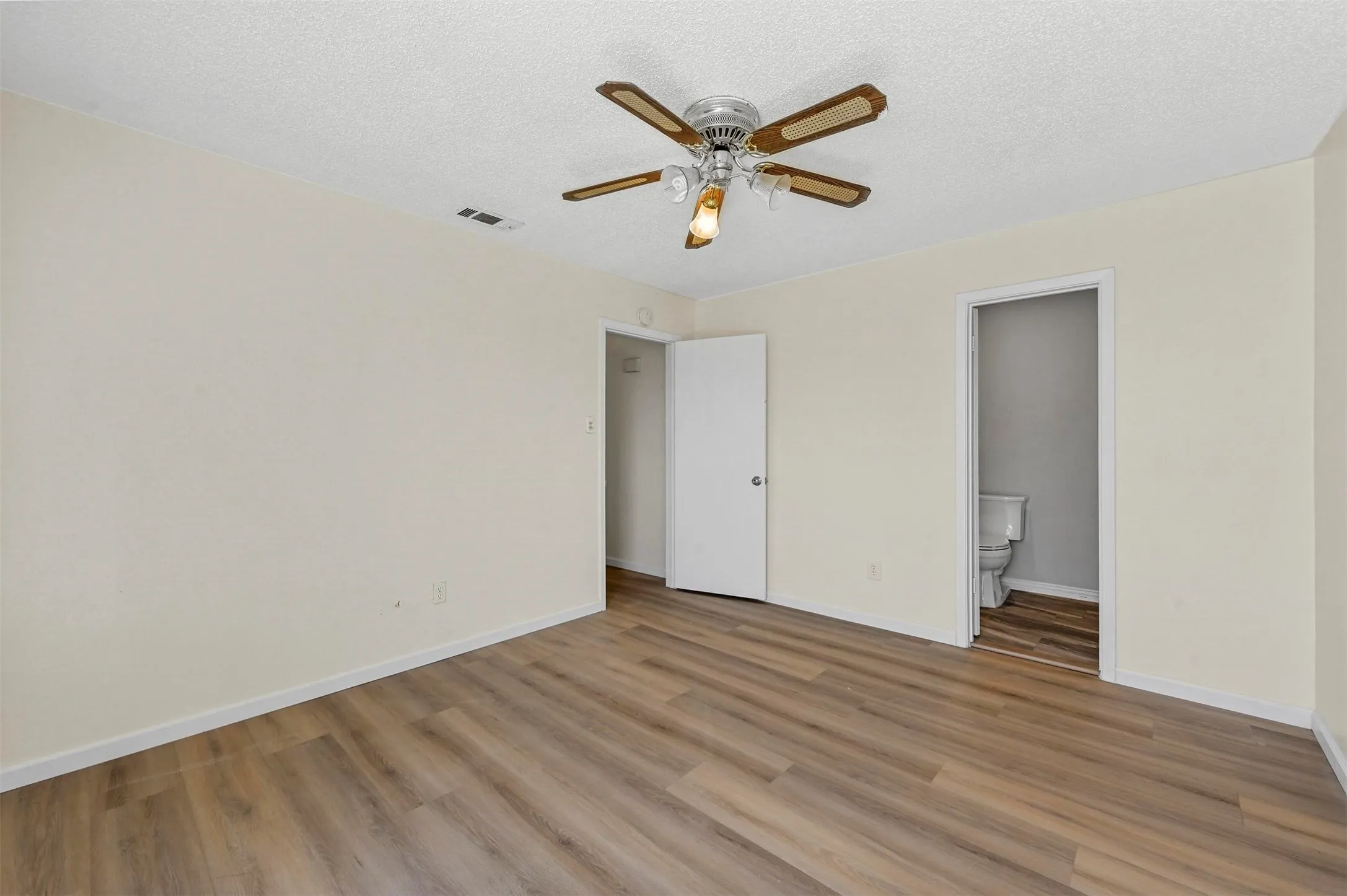 Townhouse For Rent in Dallas County , 2904 Nova Drive, Garland, Texas 75044, 2 Bedroom, 3 Bathroom, 2 Garage spaces, 1,243 Sqft, built in 1976, mls#21329673, Real Estate Agent in Garland, Homes For Rent in Dallas county, Homes For Rent in Garland, Realtor in Garland Texas, Real Estate Brokerage Independent Realty Texas, Luminita Cordes Realtor