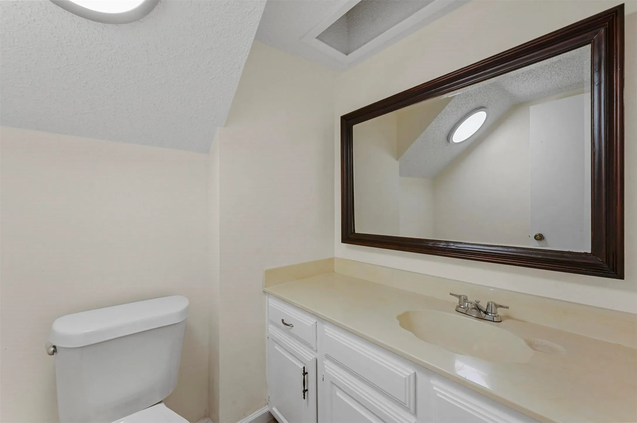 Townhouse For Rent in Dallas County , 2904 Nova Drive, Garland, Texas 75044, 2 Bedroom, 3 Bathroom, 2 Garage spaces, 1,243 Sqft, built in 1976, mls#21329673, Real Estate Agent in Garland, Homes For Rent in Dallas county, Homes For Rent in Garland, Realtor in Garland Texas, Real Estate Brokerage Independent Realty Texas, Luminita Cordes Realtor