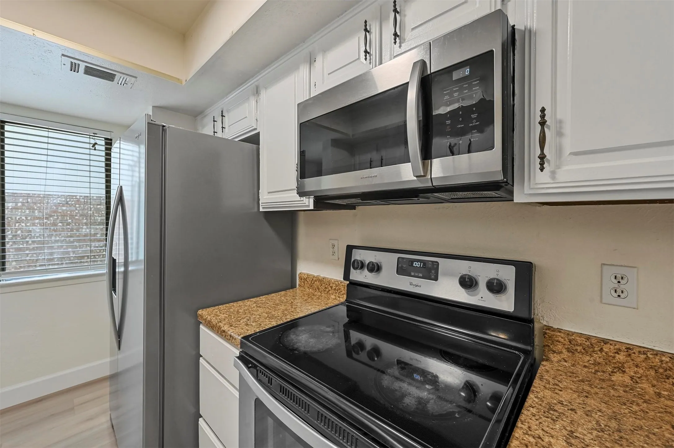 Townhouse For Rent in Dallas County , 2904 Nova Drive, Garland, Texas 75044, 2 Bedroom, 3 Bathroom, 2 Garage spaces, 1,243 Sqft, built in 1976, mls#21329673, Real Estate Agent in Garland, Homes For Rent in Dallas county, Homes For Rent in Garland, Realtor in Garland Texas, Real Estate Brokerage Independent Realty Texas, Luminita Cordes Realtor