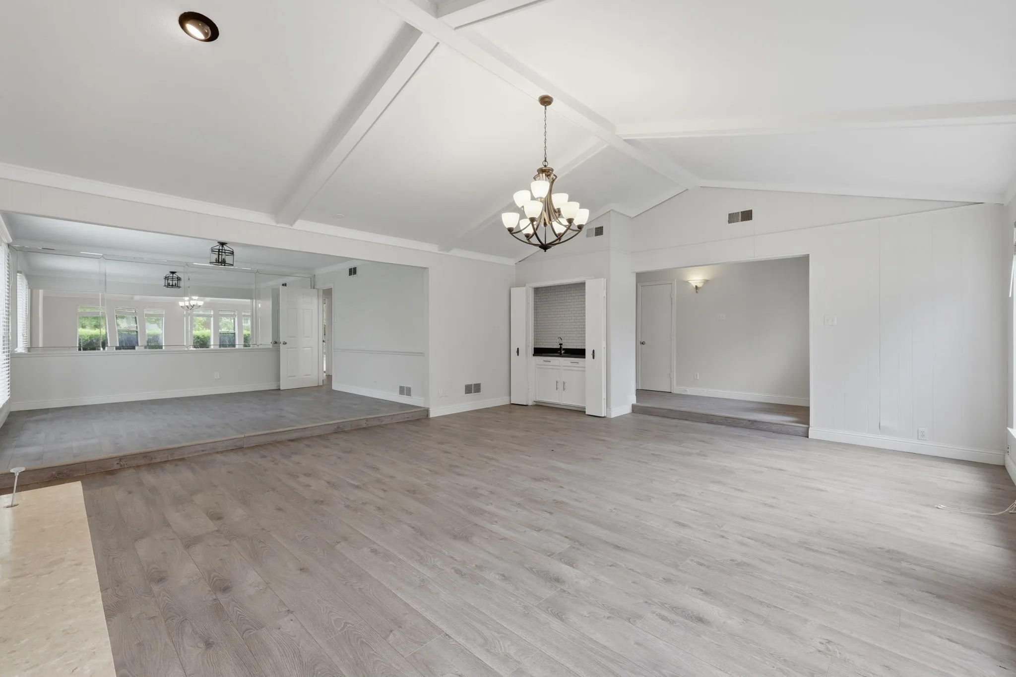Single Family Residence For Rent in Dallas County , 6908 Heatherknoll Drive, Dallas, Texas 75248, 4 Bedroom, 3 Bathroom, 2 Garage spaces, 2,576 Sqft, built in 1973, mls#21329744, Real Estate Agent in Dallas, Homes For Rent in Dallas county, Homes For Rent in Dallas, Realtor in Dallas Texas, Real Estate Brokerage Independent Realty Texas, Luminita Cordes Realtor
